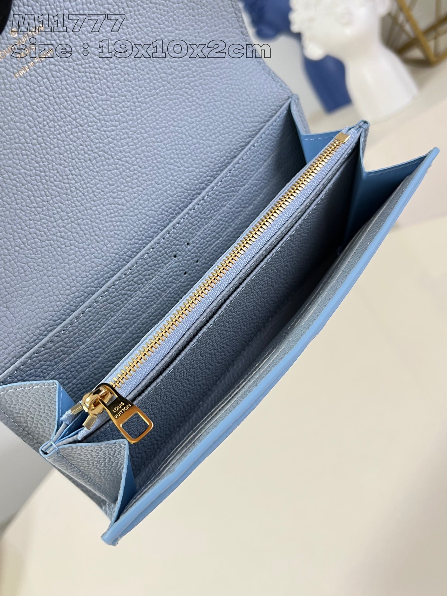 P600 M11777Cierre doradoLa emblemática cartera Sarah de Louis Vuitton está elegantemente confeccionada en piel Monogram Empreinte bicolor y luce el emblemático motivo Monogram en relieveSolapa estilo sobre con cierre doradoAl abrir la cartera se descubre un interior organizado con dos amplios compartimentos, múltiples bolsillos y 16 ranuras para tarjetas de visita. 19 x 10,5 x 2 cm (largo x alto x ancho)