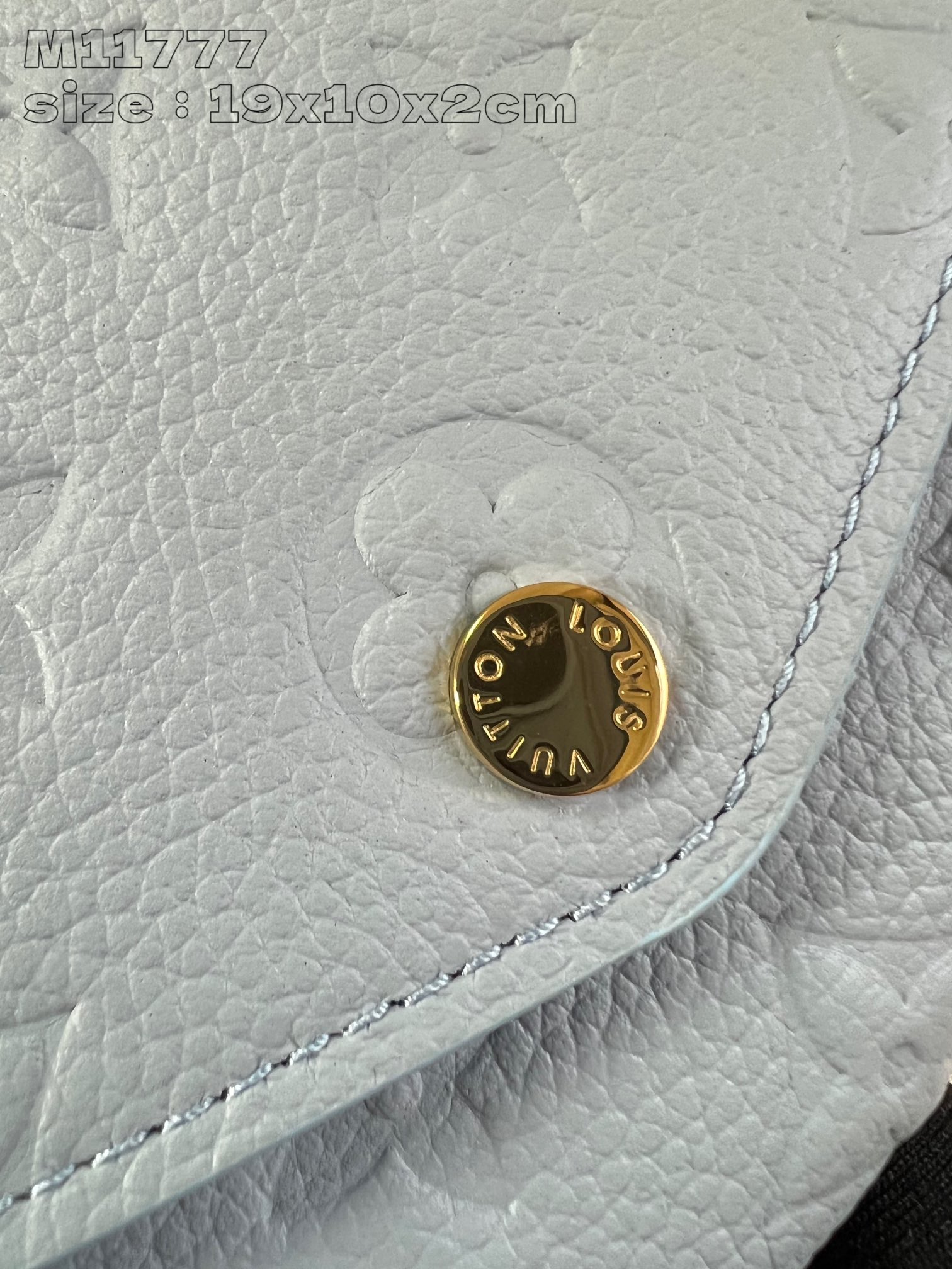 P600 M11777Cierre doradoLa emblemática cartera Sarah de Louis Vuitton está elegantemente confeccionada en piel Monogram Empreinte bicolor y luce el emblemático motivo Monogram en relieveSolapa estilo sobre con cierre doradoAl abrir la cartera se descubre un interior organizado con dos amplios compartimentos, múltiples bolsillos y 16 ranuras para tarjetas de visita. 19 x 10,5 x 2 cm (largo x alto x ancho)