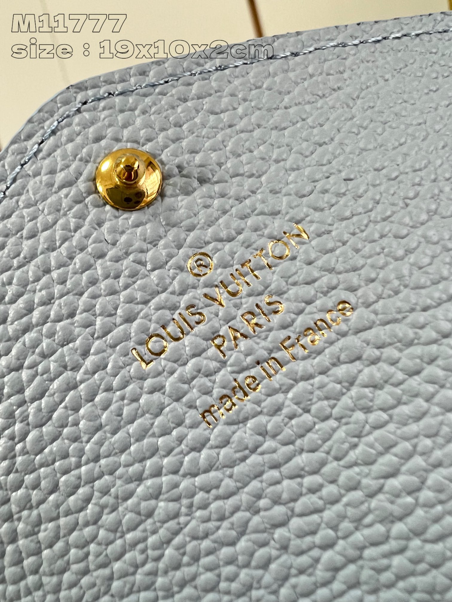 P600 M11777Cierre doradoLa emblemática cartera Sarah de Louis Vuitton está elegantemente confeccionada en piel Monogram Empreinte bicolor y luce el emblemático motivo Monogram en relieveSolapa estilo sobre con cierre doradoAl abrir la cartera se descubre un interior organizado con dos amplios compartimentos, múltiples bolsillos y 16 ranuras para tarjetas de visita. 19 x 10,5 x 2 cm (largo x alto x ancho)