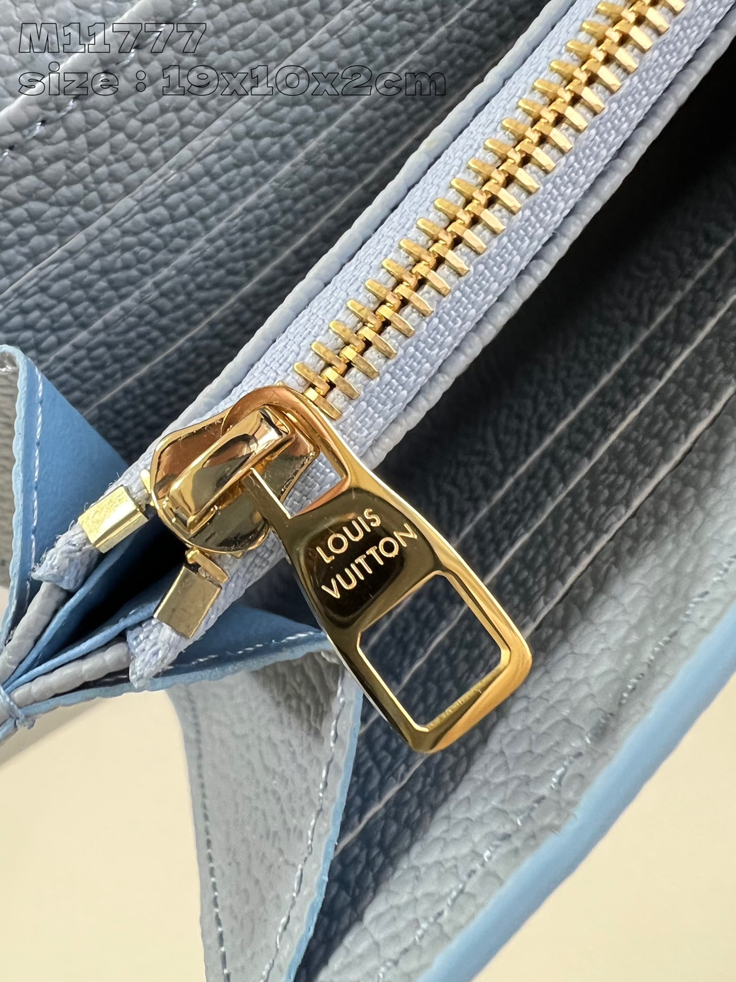 P600 M11777Cierre doradoLa emblemática cartera Sarah de Louis Vuitton está elegantemente confeccionada en piel Monogram Empreinte bicolor y luce el emblemático motivo Monogram en relieveSolapa estilo sobre con cierre doradoAl abrir la cartera se descubre un interior organizado con dos amplios compartimentos, múltiples bolsillos y 16 ranuras para tarjetas de visita. 19 x 10,5 x 2 cm (largo x alto x ancho)