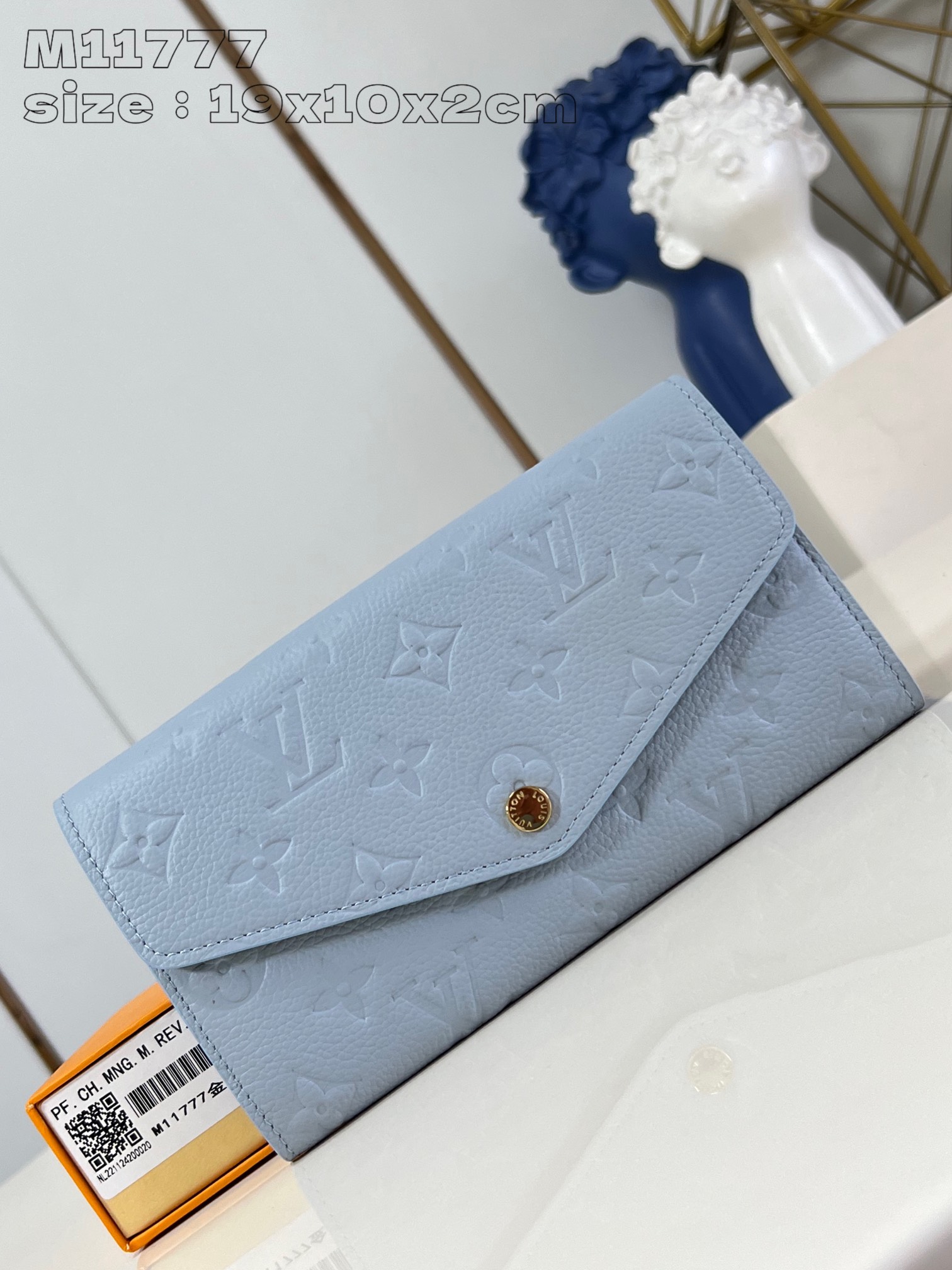 P600 M11777Cierre doradoLa emblemática cartera Sarah de Louis Vuitton está elegantemente confeccionada en piel Monogram Empreinte bicolor y luce el emblemático motivo Monogram en relieveSolapa estilo sobre con cierre doradoAl abrir la cartera se descubre un interior organizado con dos amplios compartimentos, múltiples bolsillos y 16 ranuras para tarjetas de visita. 19 x 10,5 x 2 cm (largo x alto x ancho)