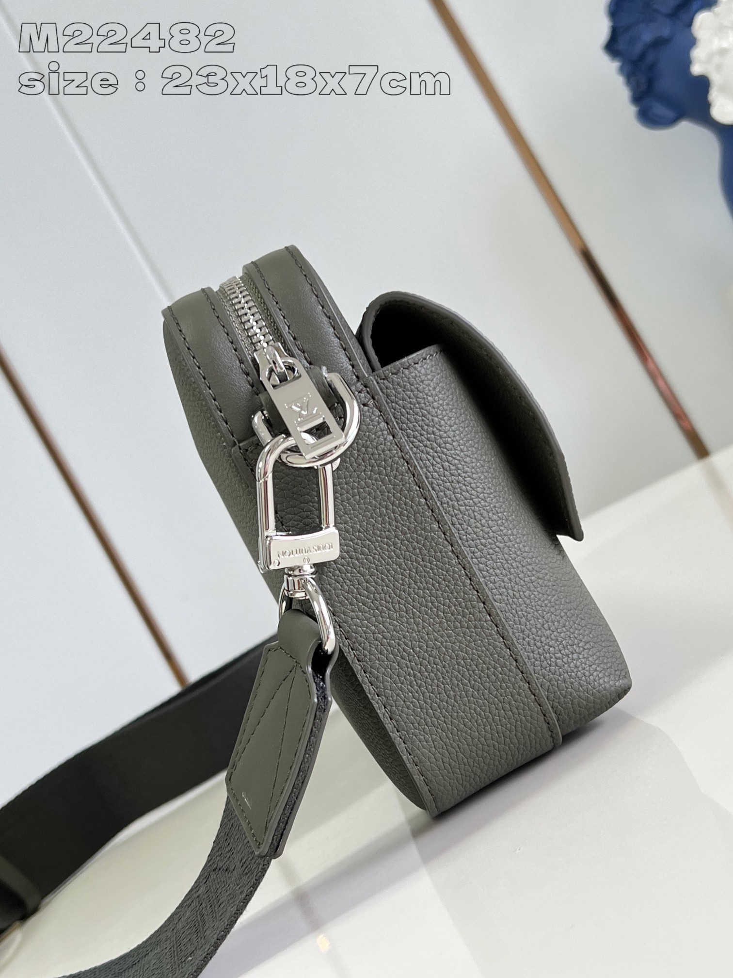 P1300 M22482 Grey Green M11626 This Fastline messenger bag in supple cowhide leather combines style and functionality with a snug fit to hold a cell phone, small wallet, notepad, and earphonesFront pocket for easy access to essentialsLouis Vuitton logoShoulder strap is detachable or adjustable for shoulder and crossbody optionsSize: 23.5x18x7cm (L x H x W)