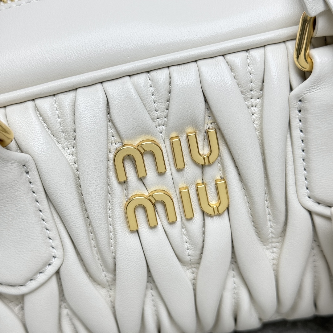 P1760 MiuMiu nouveau sac bowling 0675BB148MiuMiu nouveau sac bowling site officiel pour promouvoir l'explosion absolue de cette année 🔥 style haut importé en peau d'agneau MiuMiu style unique motif Matelasse corps exquis forme tridimensionnelle de l'avant gravé logo et la couleur du cuir écho détachable bandoulière en cuir réglable doublure en satin de coton avec poches zippées de nombreuses célébrités en ligne ! Taille 27X12X9Cm dans son emballage d'origine.