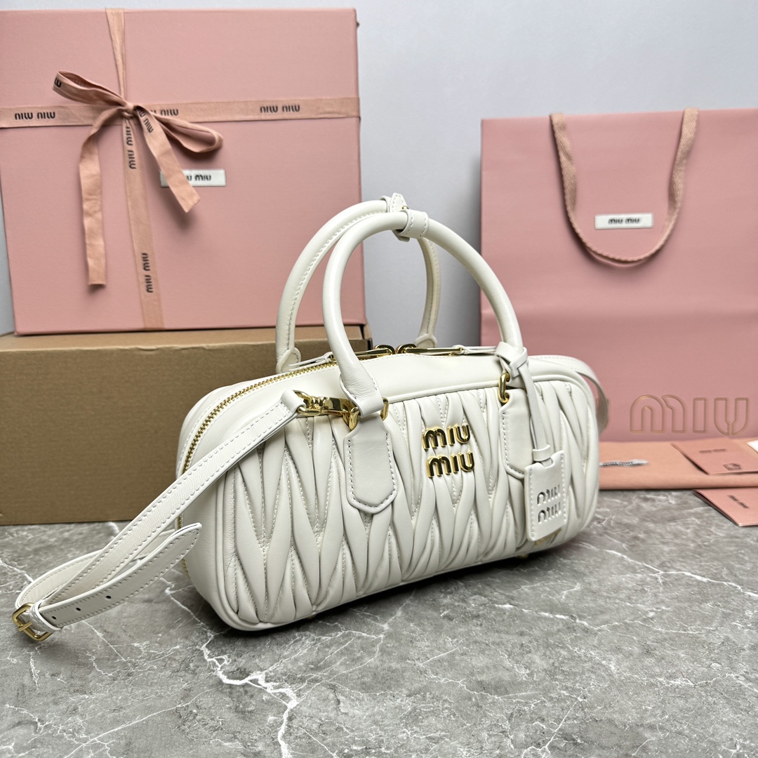 P1760 MiuMiu nouveau sac bowling 0675BB148MiuMiu nouveau sac bowling site officiel pour promouvoir l'explosion absolue de cette année 🔥 style haut importé en peau d'agneau MiuMiu style unique motif Matelasse corps exquis forme tridimensionnelle de l'avant gravé logo et la couleur du cuir écho détachable bandoulière en cuir réglable doublure en satin de coton avec poches zippées de nombreuses célébrités en ligne ! Taille 27X12X9Cm dans son emballage d'origine.