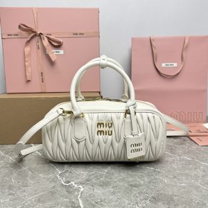 P1720  MiuMiu保龄球包包5BB148MiuMiu保龄球包包官网主推今年绝对式顶级进口小羊皮MiuMiu独具风格Matelasse图案包身精致立体有型正面刻字徽标与皮革颜色相呼应可拆卸可调节皮革长肩带棉质缎面衬里配拉链式口袋众多明星网红同款尺寸27X12X9Cm配原版包装-高仿包包