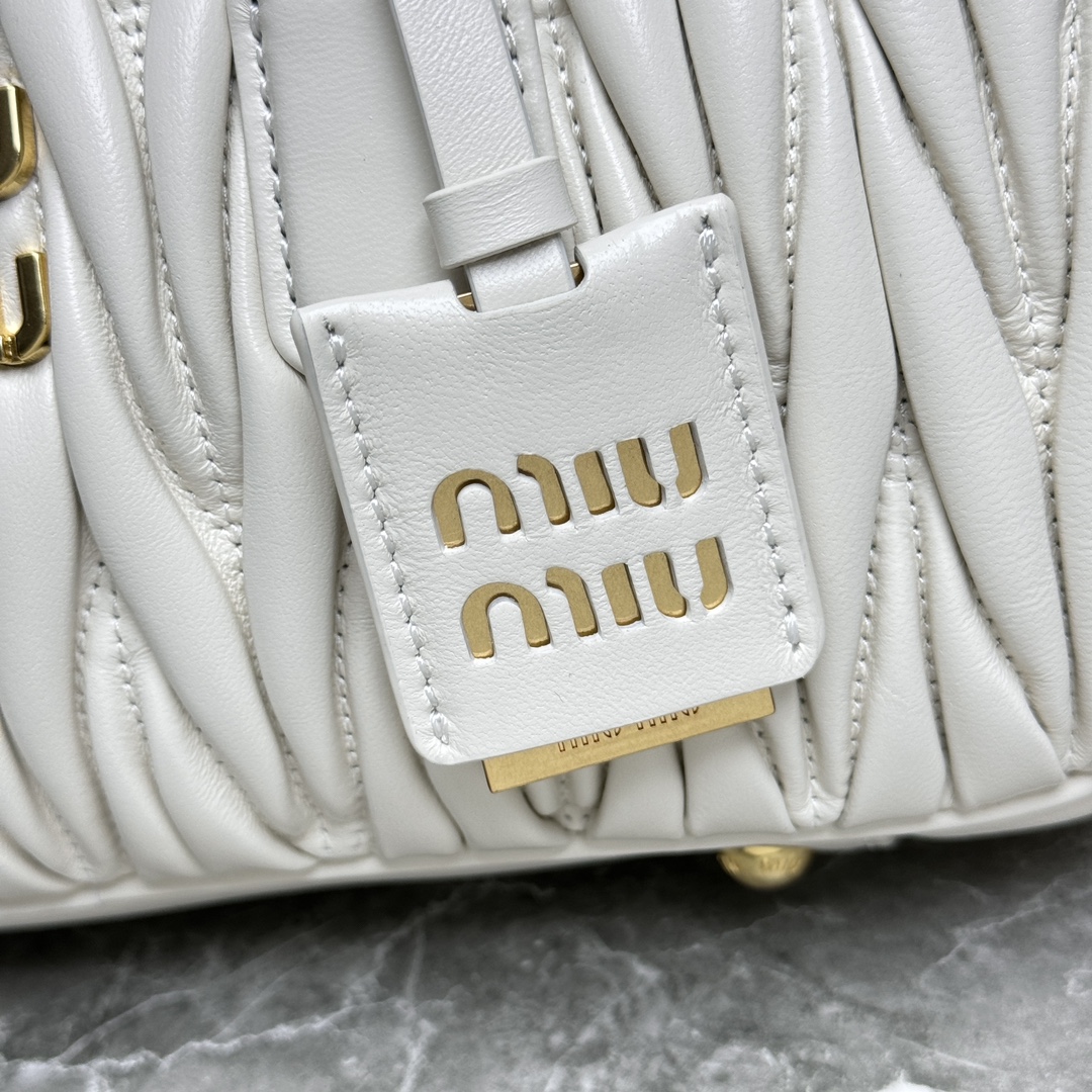 P1760 MiuMiu new bowling bag 0675BB148MiuMiu new bowling bag official website to promote this year's absolute explosion 🔥 style top imported lambskin MiuMiu unique style Matelasse pattern body exquisite three-dimensional and stylish front engraved logo and the color of the leather echo detachable adjustable leather shoulder strap cotton satin lining with zipper pockets many celebrities online! Size 27X12X9Cm with original packaging