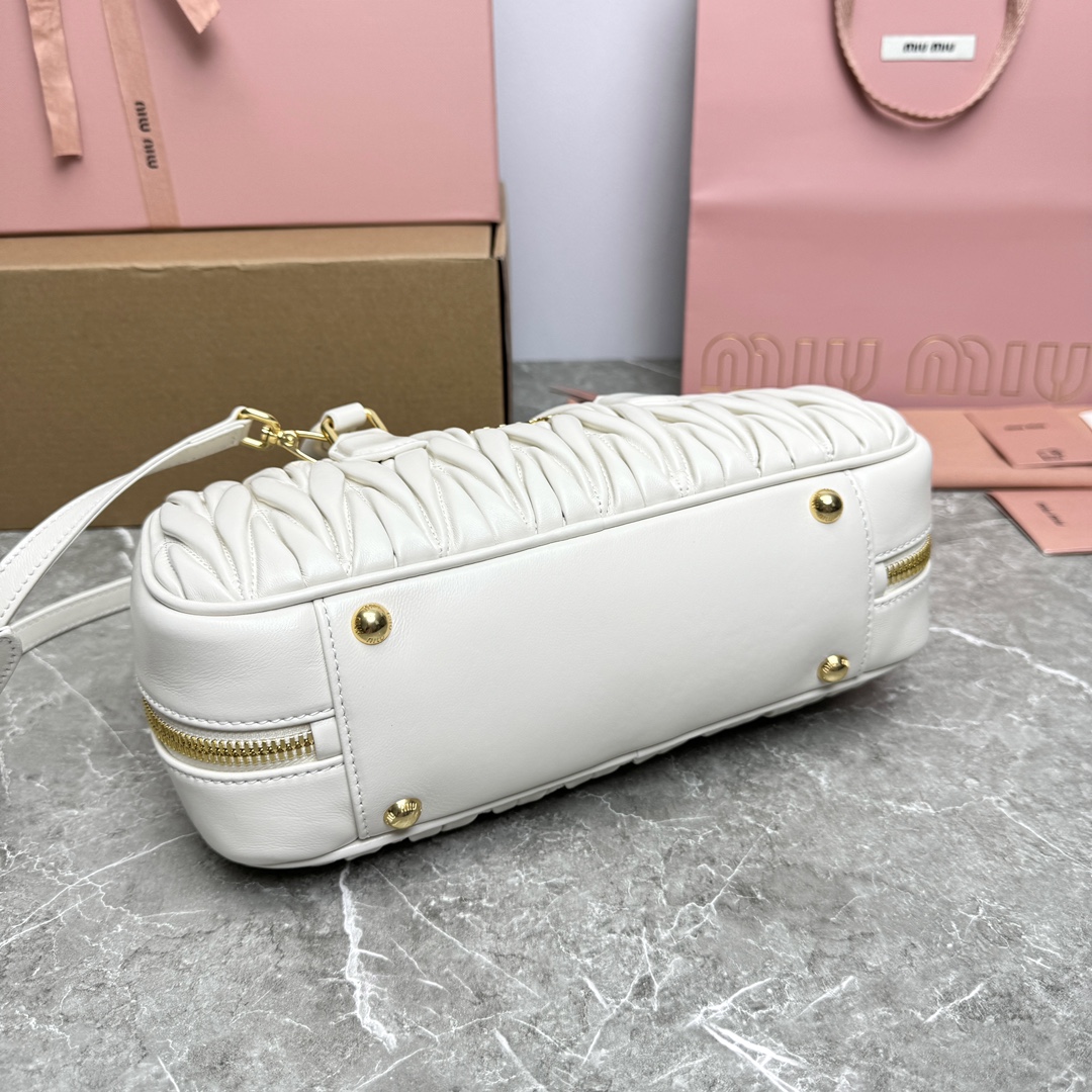 P1760 MiuMiu nouveau sac bowling 0675BB148MiuMiu nouveau sac bowling site officiel pour promouvoir l'explosion absolue de cette année 🔥 style haut importé en peau d'agneau MiuMiu style unique motif Matelasse corps exquis forme tridimensionnelle de l'avant gravé logo et la couleur du cuir écho détachable bandoulière en cuir réglable doublure en satin de coton avec poches zippées de nombreuses célébrités en ligne ! Taille 27X12X9Cm dans son emballage d'origine.