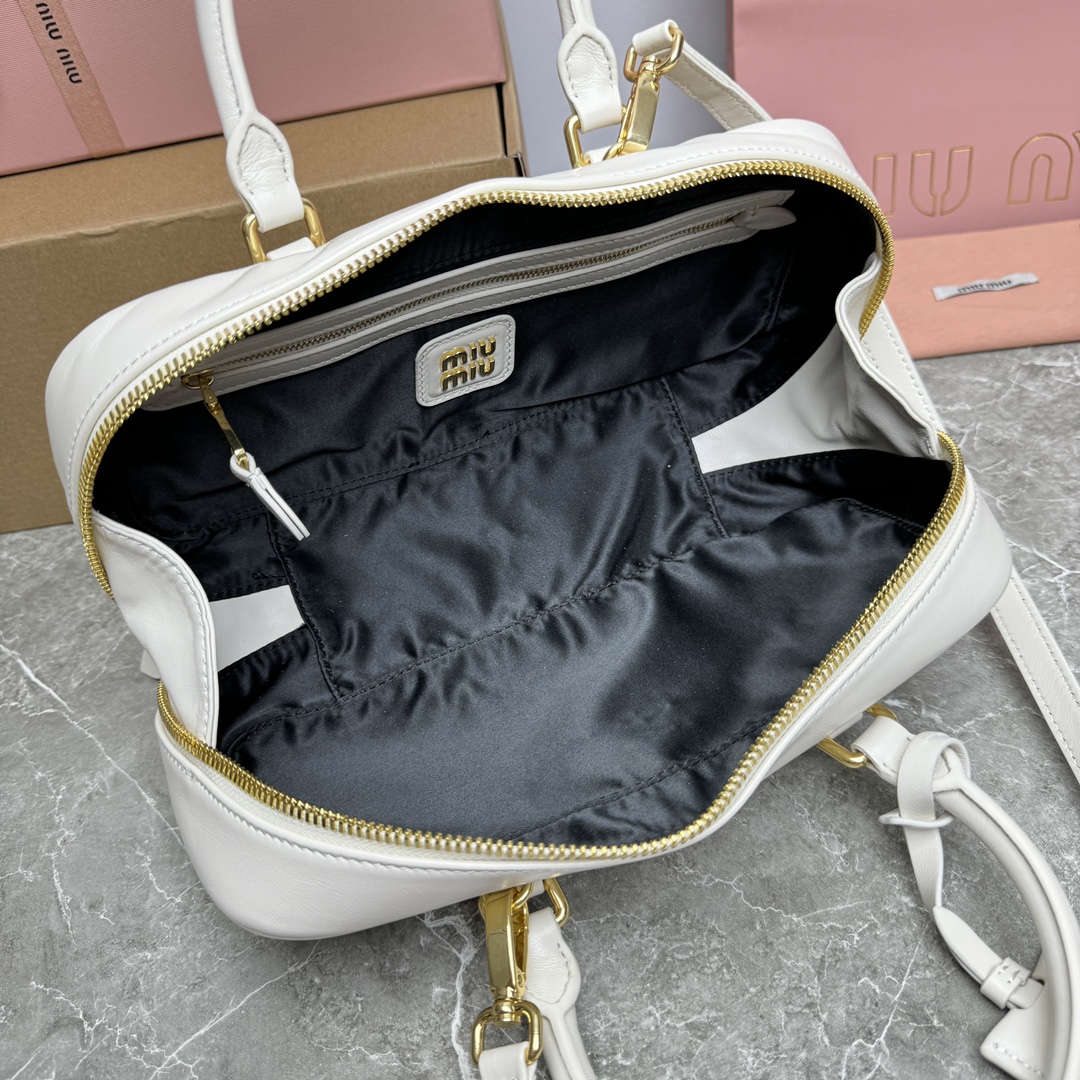 P1760 MiuMiu nouveau sac bowling 0675BB148MiuMiu nouveau sac bowling site officiel pour promouvoir l'explosion absolue de cette année 🔥 style haut importé en peau d'agneau MiuMiu style unique motif Matelasse corps exquis forme tridimensionnelle de l'avant gravé logo et la couleur du cuir écho détachable bandoulière en cuir réglable doublure en satin de coton avec poches zippées de nombreuses célébrités en ligne ! Taille 27X12X9Cm dans son emballage d'origine.