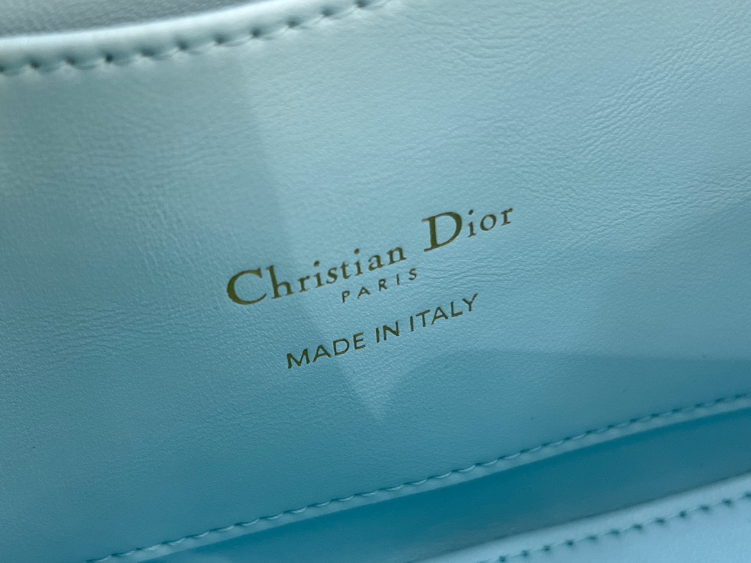 Medium 30 Montaigne Ave... White patent leather No. M9371UNQA This 30 Montaigne Avenue Top Handle is a new addition to the Ready-to-Wear collection for Winter 2014, offering elegance and modernity in a beautifully durable, richly textured blue patent cowhide leather that is a testament to Dior's mastery of craftsmanship. Triangular shaped lining and a back pocket for added practicalityMedium size with leather top handle and adjustable, removable shoulder strapCan be worn hand-carried, over the shoulder or cross-bodyFront adorned with the CD logoFlap closureLeather top handleAdjustable, removable leather shoulder strapTwo interior compartmentsInterior pocketInterior pocketBack pocket with dust bagMade in ItalyModel No. 6531Measurements:19×12×6-High-impression factory