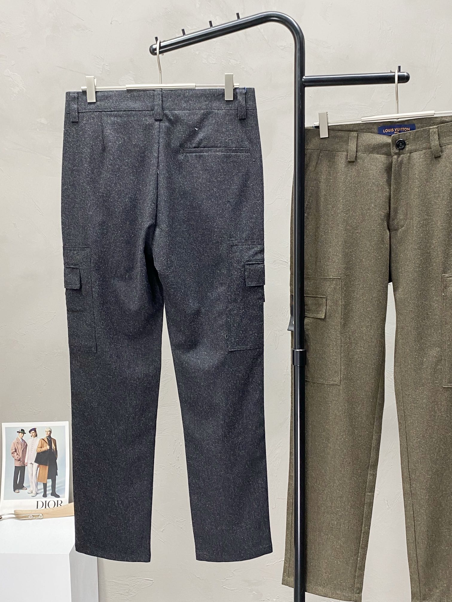 P660 Louis Vuitton Louis Vuitton 💥 Exclusive exclusive new casual pants High-end version! Counter customized fabrics Breathable comfort high impeccable details brand elements design concept reflects high quality feel delicate and soft! Present casual tailoring on the body shape is superb! Size: 48.50.52.54