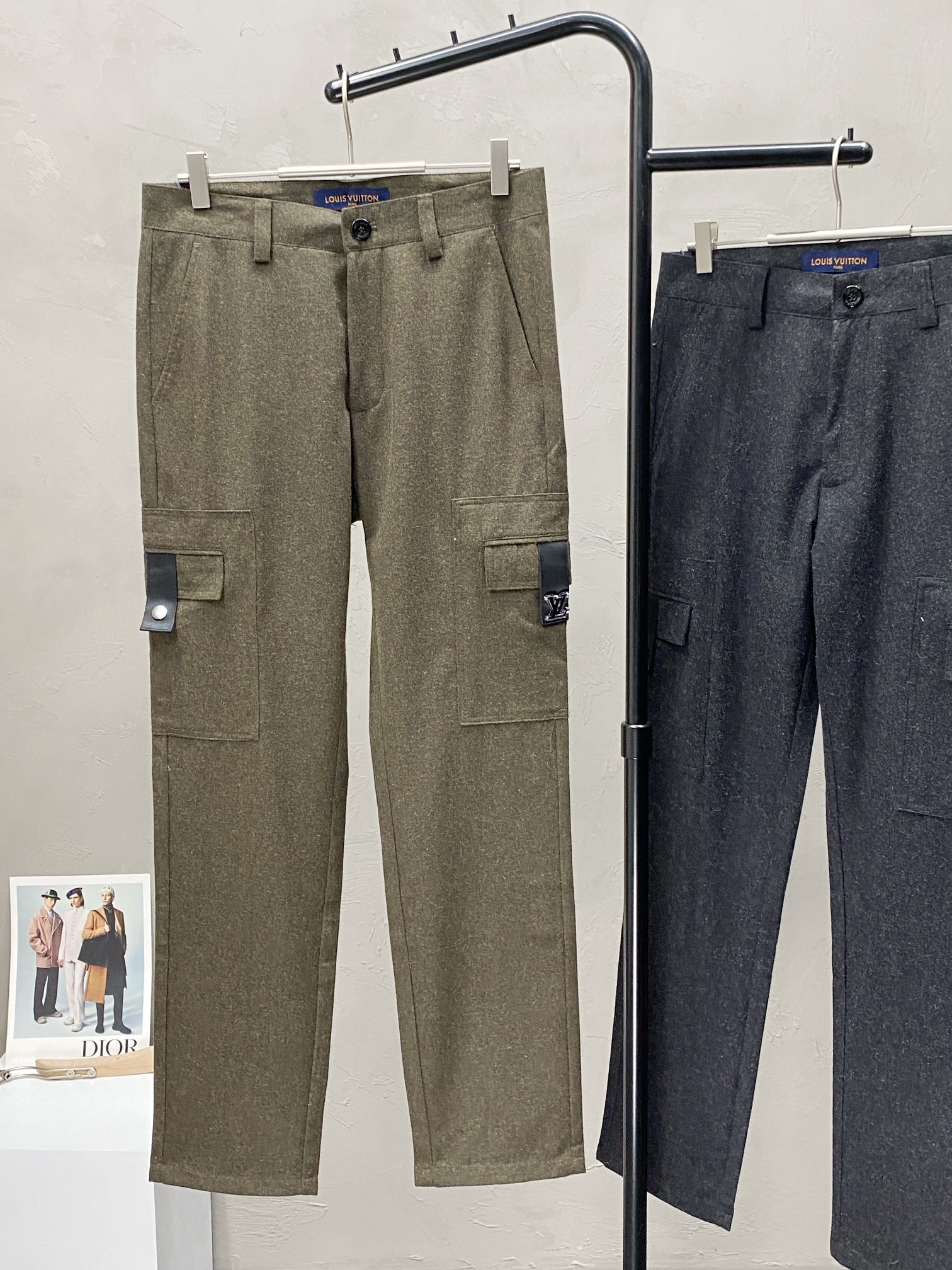 P660 Louis Vuitton Louis Vuitton 💥 Exclusive exclusive new casual pants High-end version! Counter customized fabrics Breathable comfort high impeccable details brand elements design concept reflects high quality feel delicate and soft! Present casual tailoring on the body shape is superb! Size: 48.50.52.54