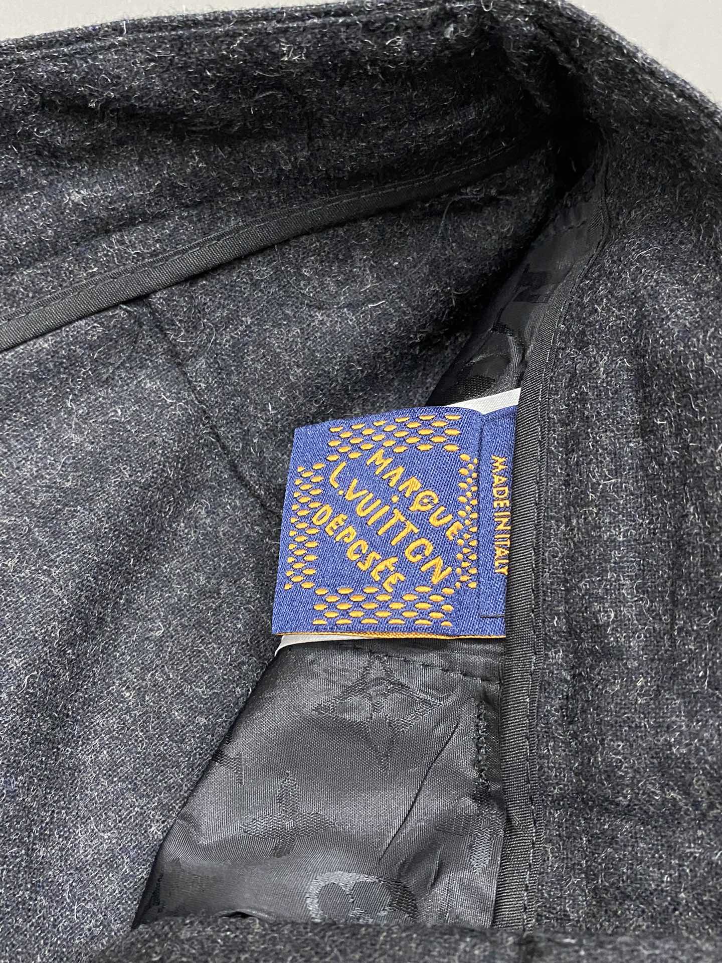 P660 Louis Vuitton 💥 Exclusivo nuevo pantalón de salón ¡Versión de alta gama! Tejidos a medida del contador Comodidad transpirable con detalles impecables Elementos de marca Conceptos de diseño que reflejan la alta calidad ¡Tacto de mano delicado y suave! ¡Presentación de sastrería casual en la forma del cuerpo es magnífico! Talla: 48.50.52.54