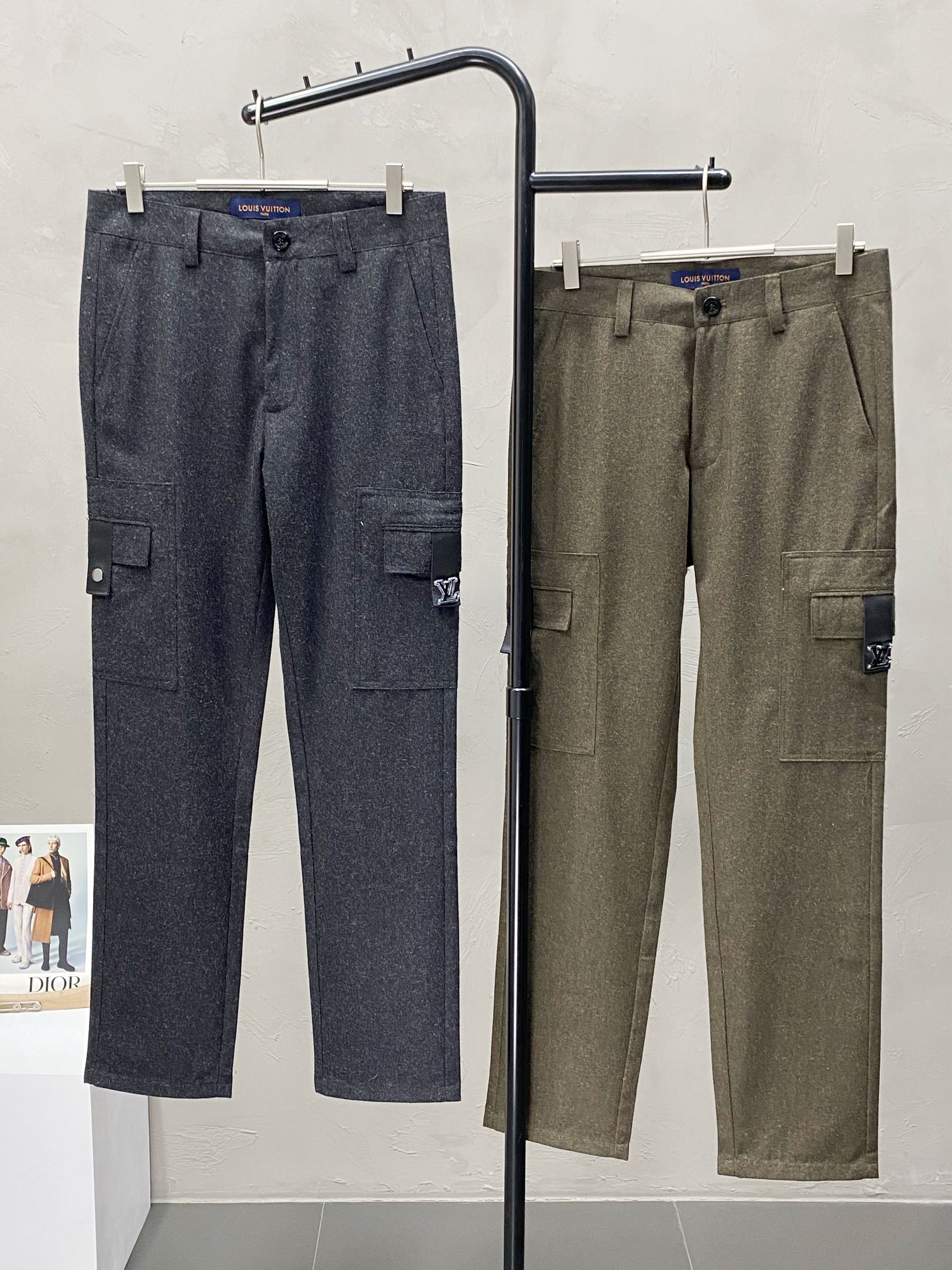 P660 Louis Vuitton Louis Vuitton 💥 Exclusive exclusive new casual pants High-end version! Counter customized fabrics Breathable comfort high impeccable details brand elements design concept reflects high quality feel delicate and soft! Present casual tailoring on the body shape is superb! Size: 48.50.52.54