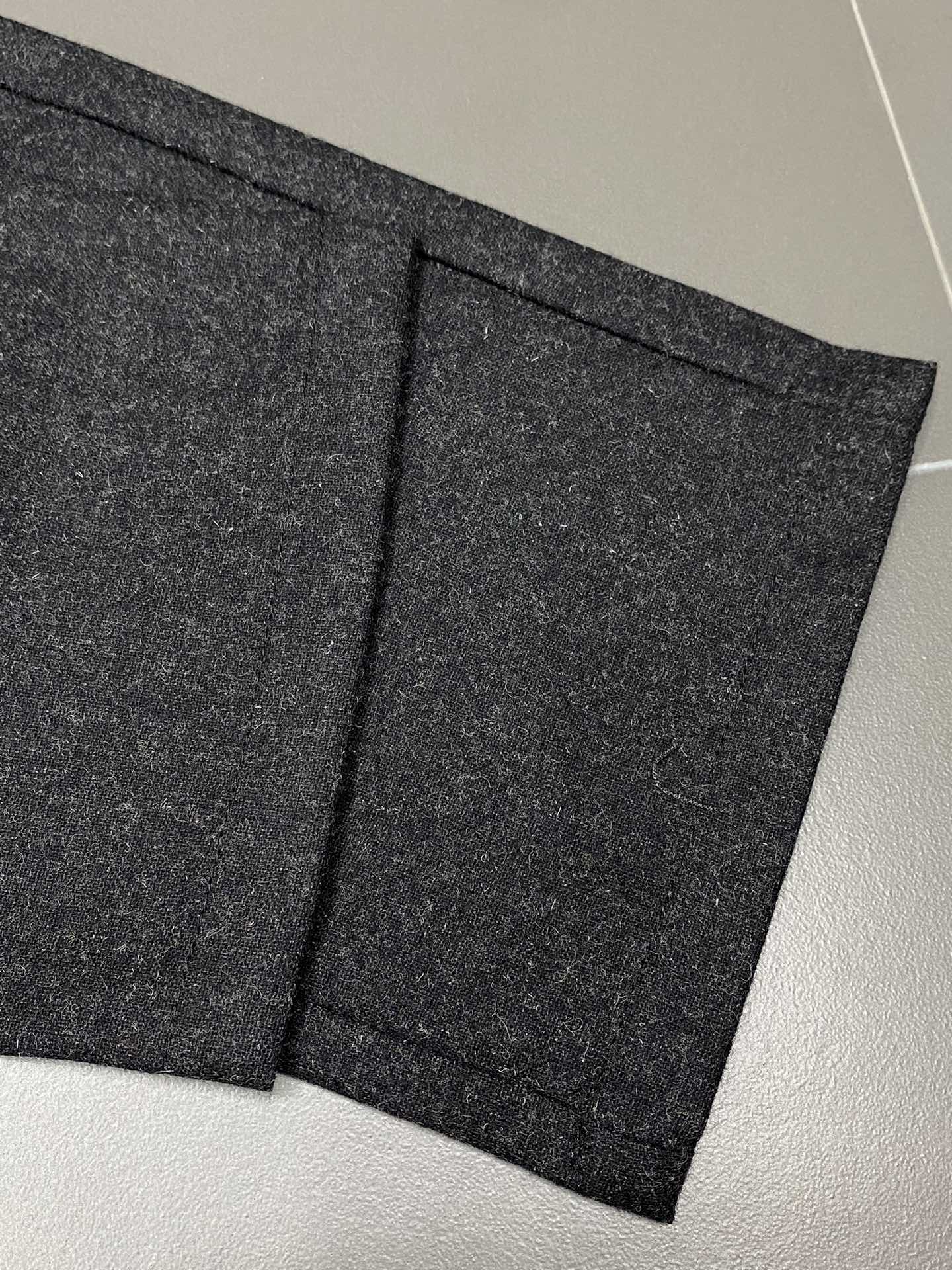 P660 Louis Vuitton Louis Vuitton 💥 Exclusive exclusive new casual pants High-end version! Counter customized fabrics Breathable comfort high impeccable details brand elements design concept reflects high quality feel delicate and soft! Present casual tailoring on the body shape is superb! Size: 48.50.52.54