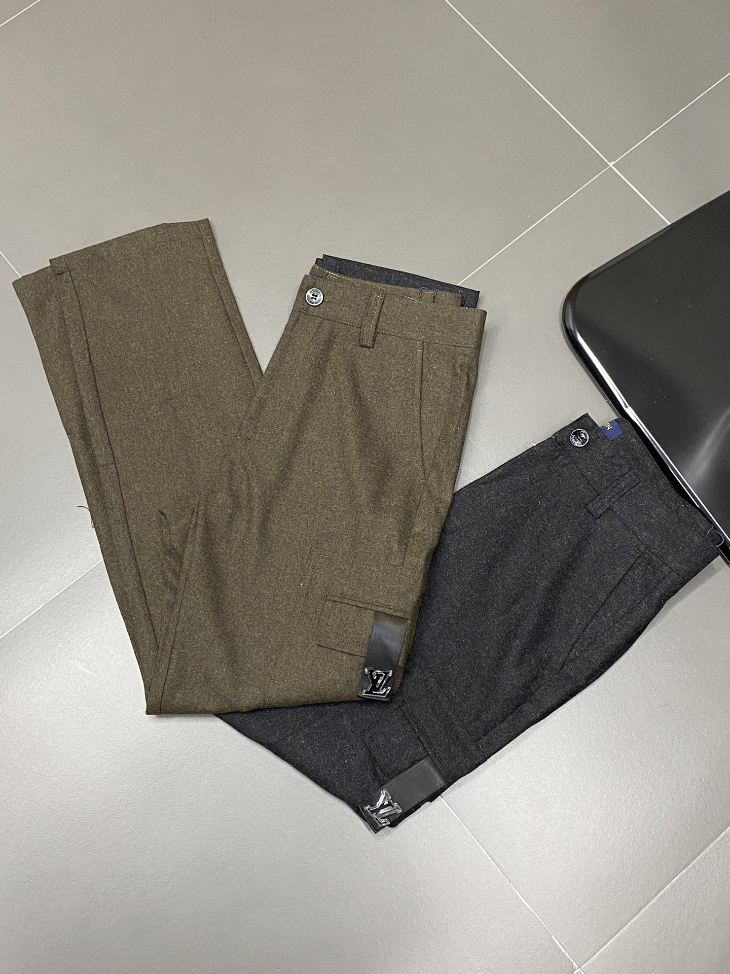 P660 Louis Vuitton Louis Vuitton 💥 Exclusive exclusive new casual pants High-end version! Counter customized fabrics Breathable comfort high impeccable details brand elements design concept reflects high quality feel delicate and soft! Present casual tailoring on the body shape is superb! Size: 48.50.52.54