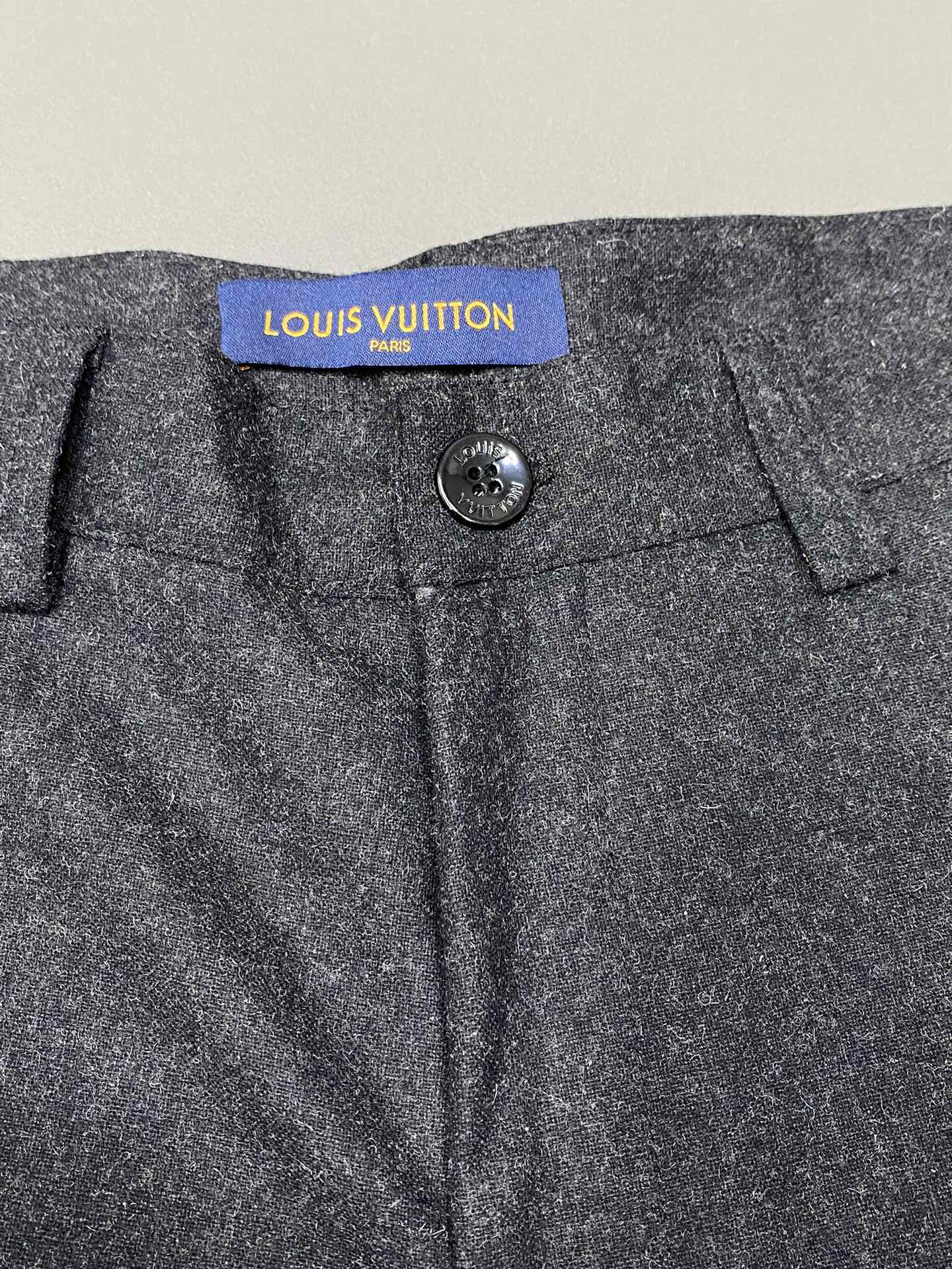 P660 Louis Vuitton Louis Vuitton 💥 Exclusive exclusive new casual pants High-end version! Counter customized fabrics Breathable comfort high impeccable details brand elements design concept reflects high quality feel delicate and soft! Present casual tailoring on the body shape is superb! Size: 48.50.52.54