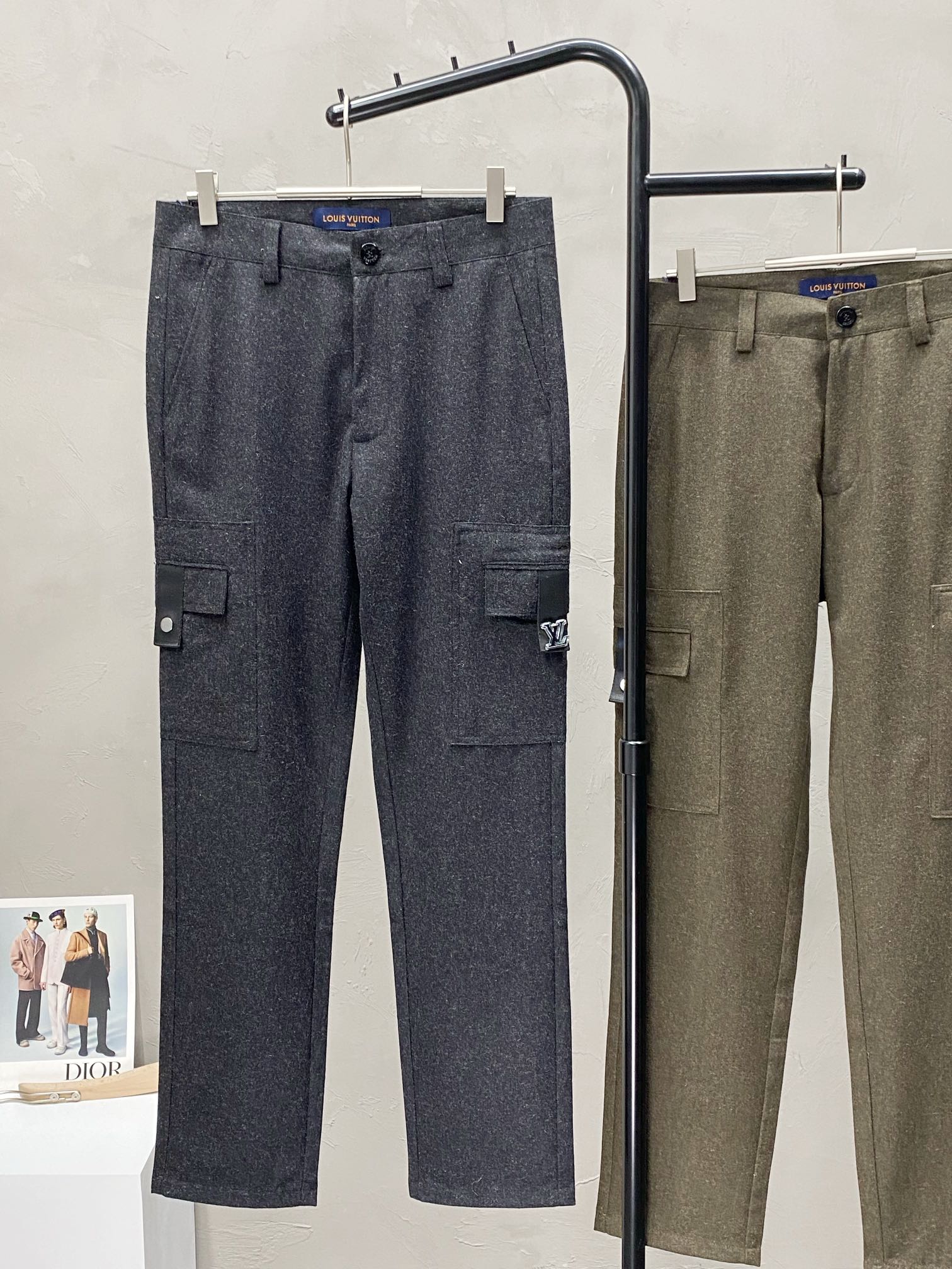 P660 Louis Vuitton Louis Vuitton 💥 Exclusive exclusive new casual pants High-end version! Counter customized fabrics Breathable comfort high impeccable details brand elements design concept reflects high quality feel delicate and soft! Present casual tailoring on the body shape is superb! Size: 48.50.52.54