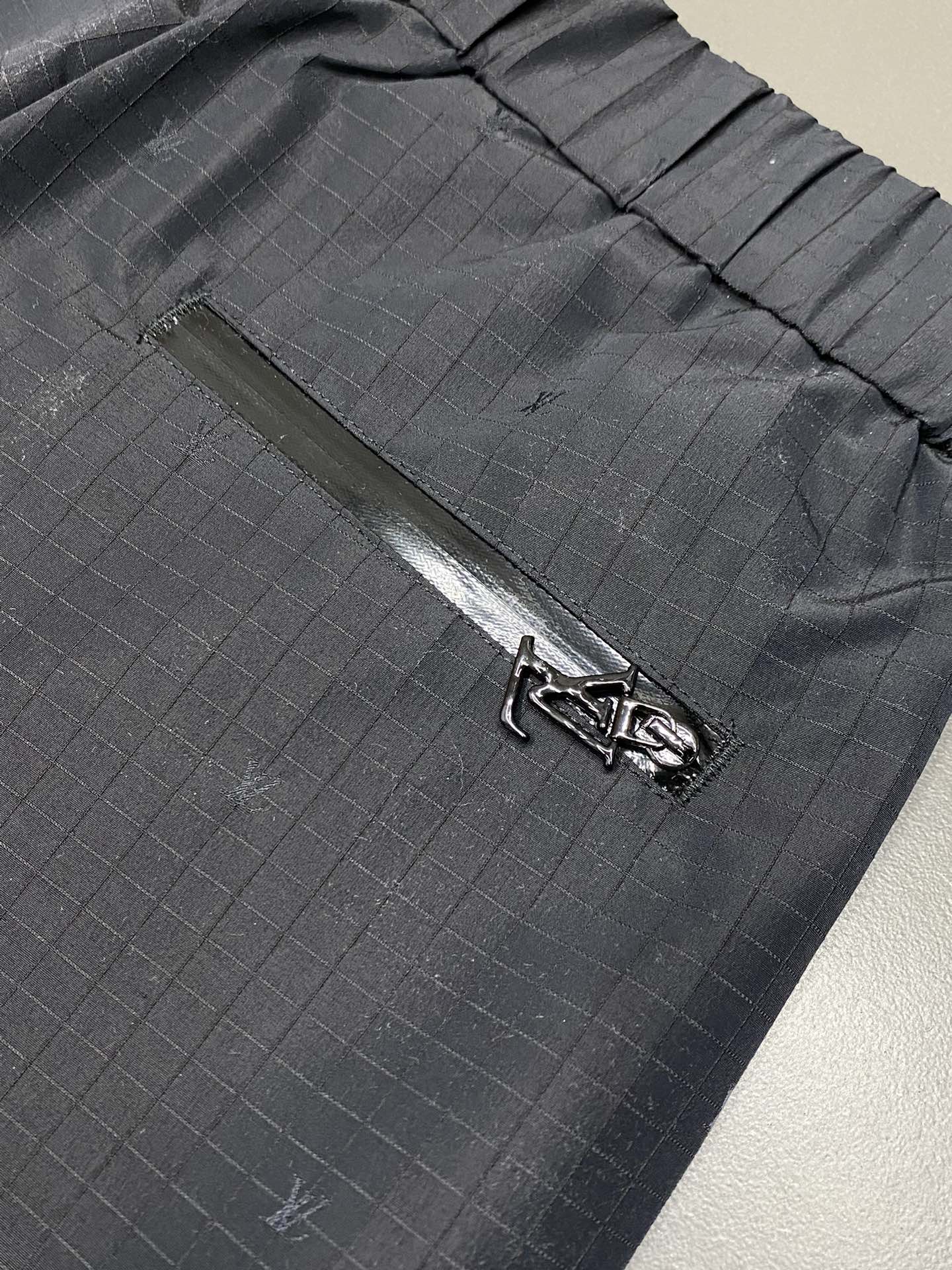 P480 Louis Vuitton 💥 Nuevos y exclusivos pantalones de salón ¡Versión de alta gama! Tejidos a contramarcha Transpirables y cómodos con detalles impecables Elementos de marca Conceptos de diseño que reflejan alta calidad ¡Sensación delicada y suave al tacto! ¡La confección informal presentada en la forma del cuerpo es magnífica! Talla: 48.50.52.54