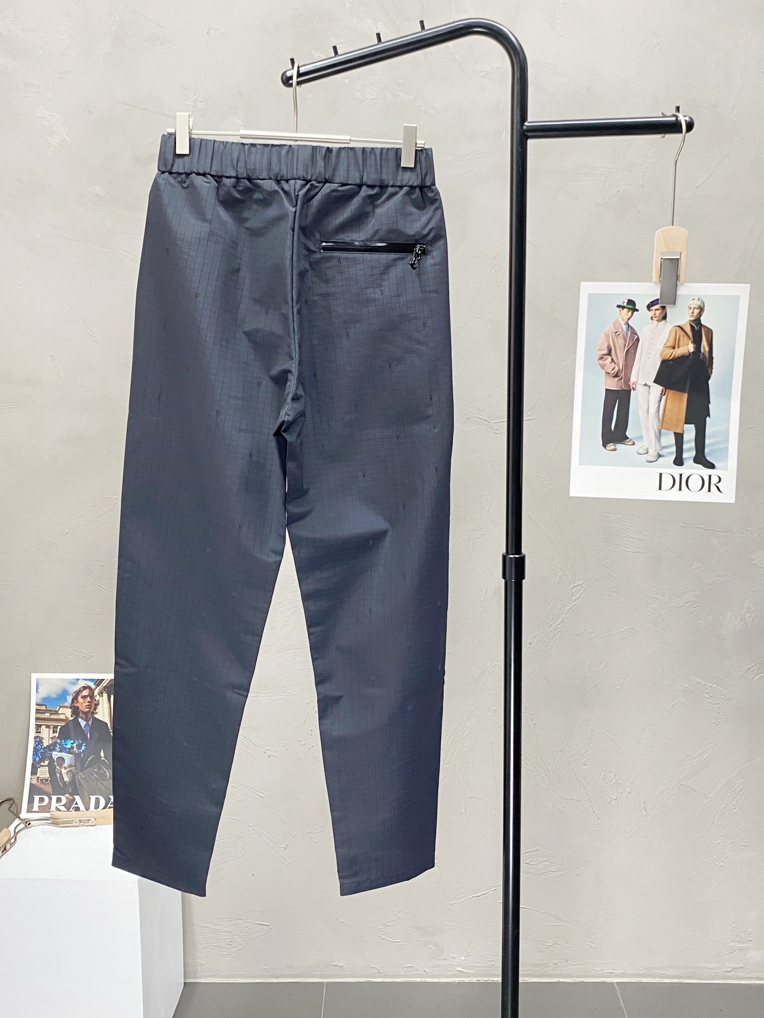 P480 Louis Vuitton 💥 Nouveau pantalon lounge exclusif Version haut de gamme ! Tissus contre-taillés Respirant et confortable avec des détails impeccables Éléments de la marque Concepts de design reflétant la haute qualité Délicatesse et douceur de la main ! La coupe décontractée présentée sur la forme du corps est superbe ! Taille : 48.50.52.54