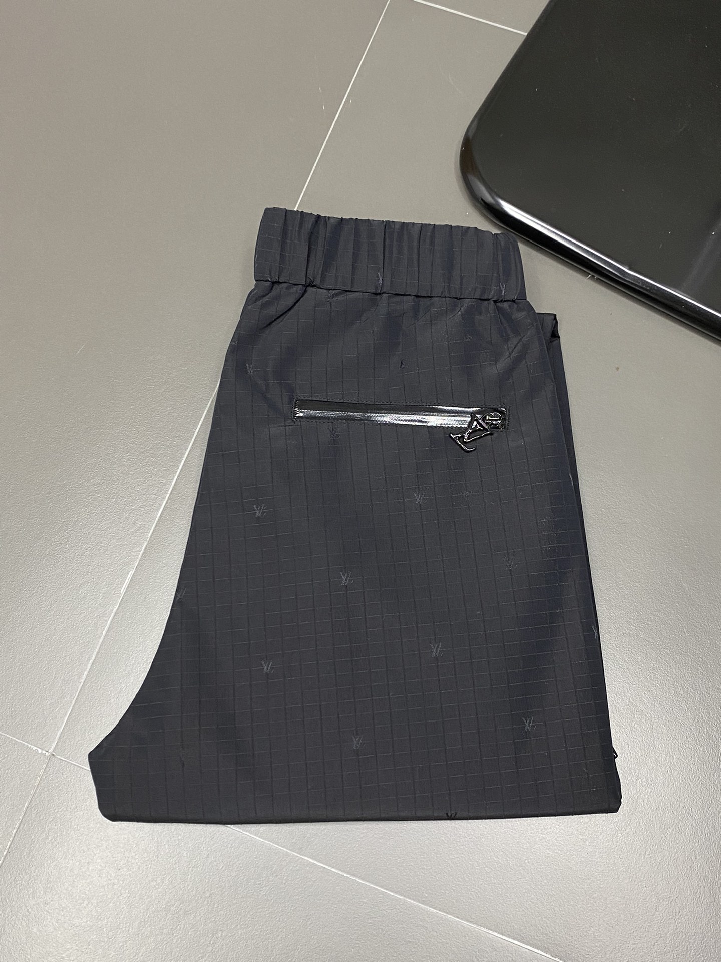 P660 Louis Vuitton Louis Vuitton 💥 Exclusive exclusive new casual pants High-end version! Counter customized fabrics Breathable comfort high impeccable details brand elements design concept reflects high quality feel delicate and soft! Present casual tailoring on the body shape is superb! Size: 48.50.52.54