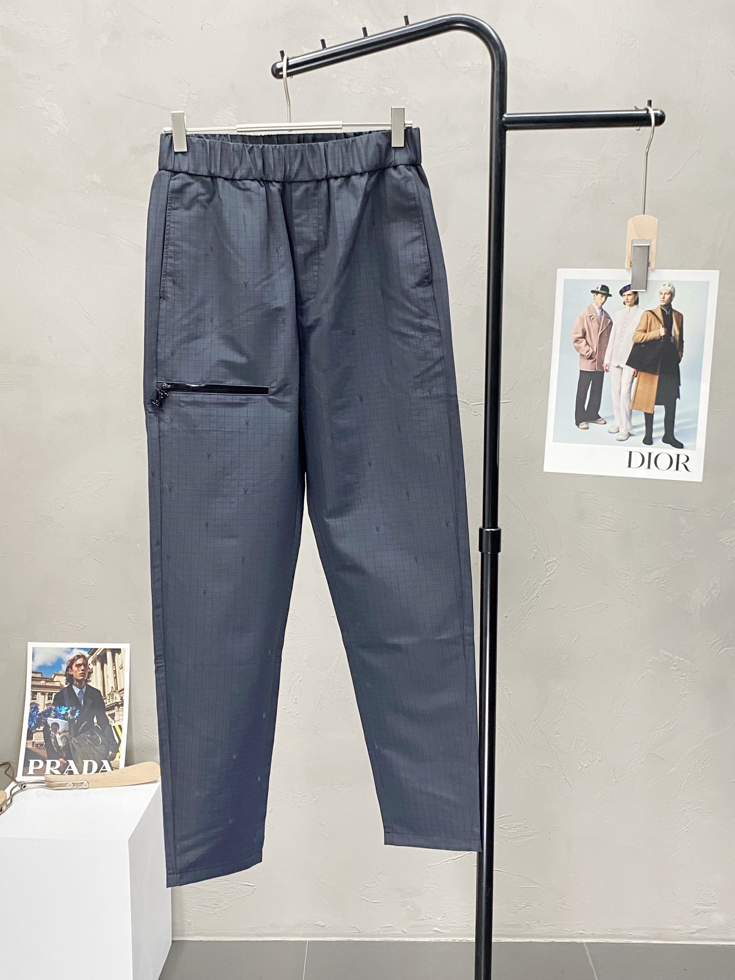 P480 Louis Vuitton 💥 Nouveau pantalon lounge exclusif Version haut de gamme ! Tissus contre-taillés Respirant et confortable avec des détails impeccables Éléments de la marque Concepts de design reflétant la haute qualité Délicatesse et douceur de la main ! La coupe décontractée présentée sur la forme du corps est superbe ! Taille : 48.50.52.54