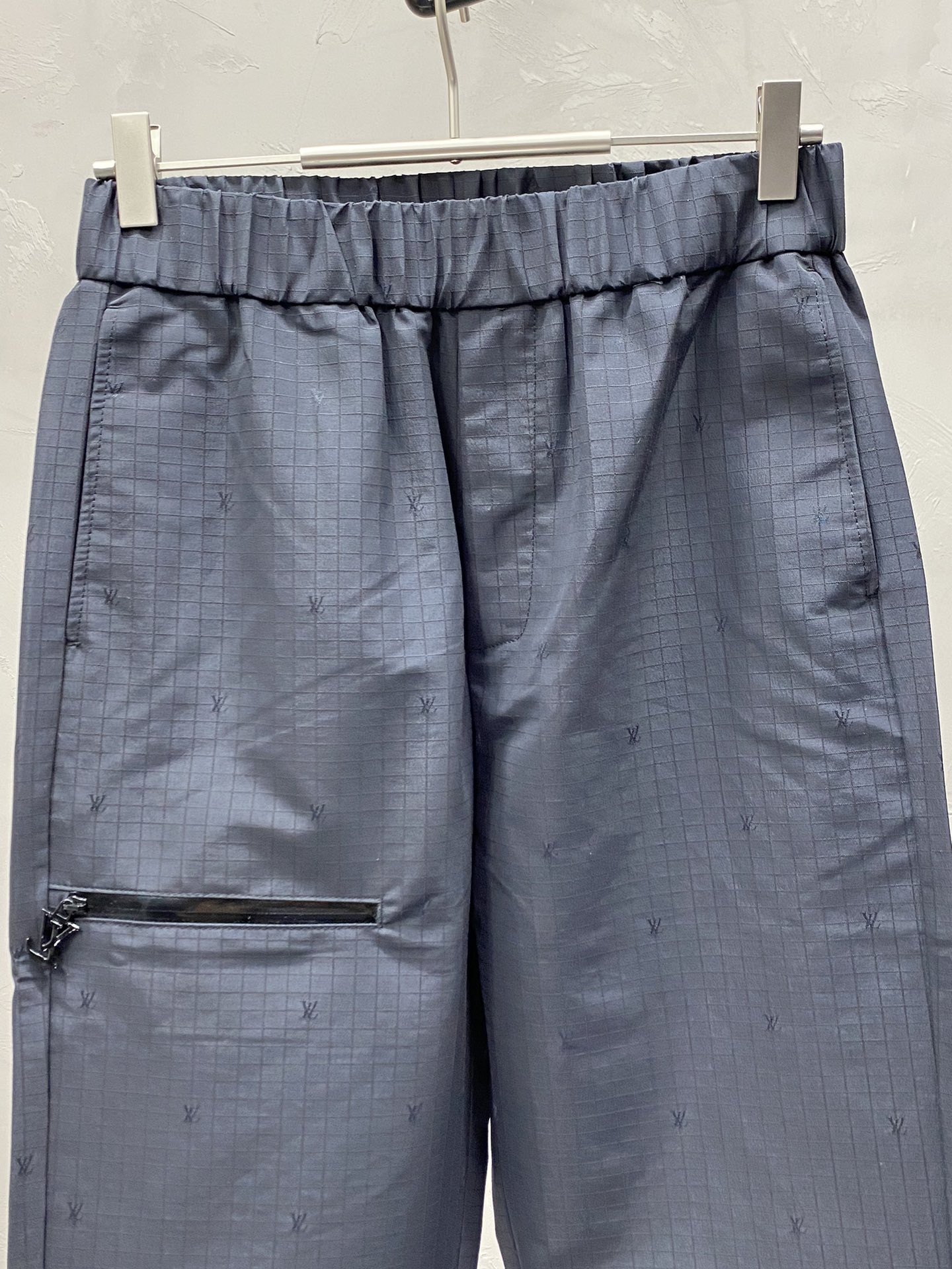 P480 Louis Vuitton 💥 Nouveau pantalon lounge exclusif Version haut de gamme ! Tissus contre-taillés Respirant et confortable avec des détails impeccables Éléments de la marque Concepts de design reflétant la haute qualité Délicatesse et douceur de la main ! La coupe décontractée présentée sur la forme du corps est superbe ! Taille : 48.50.52.54