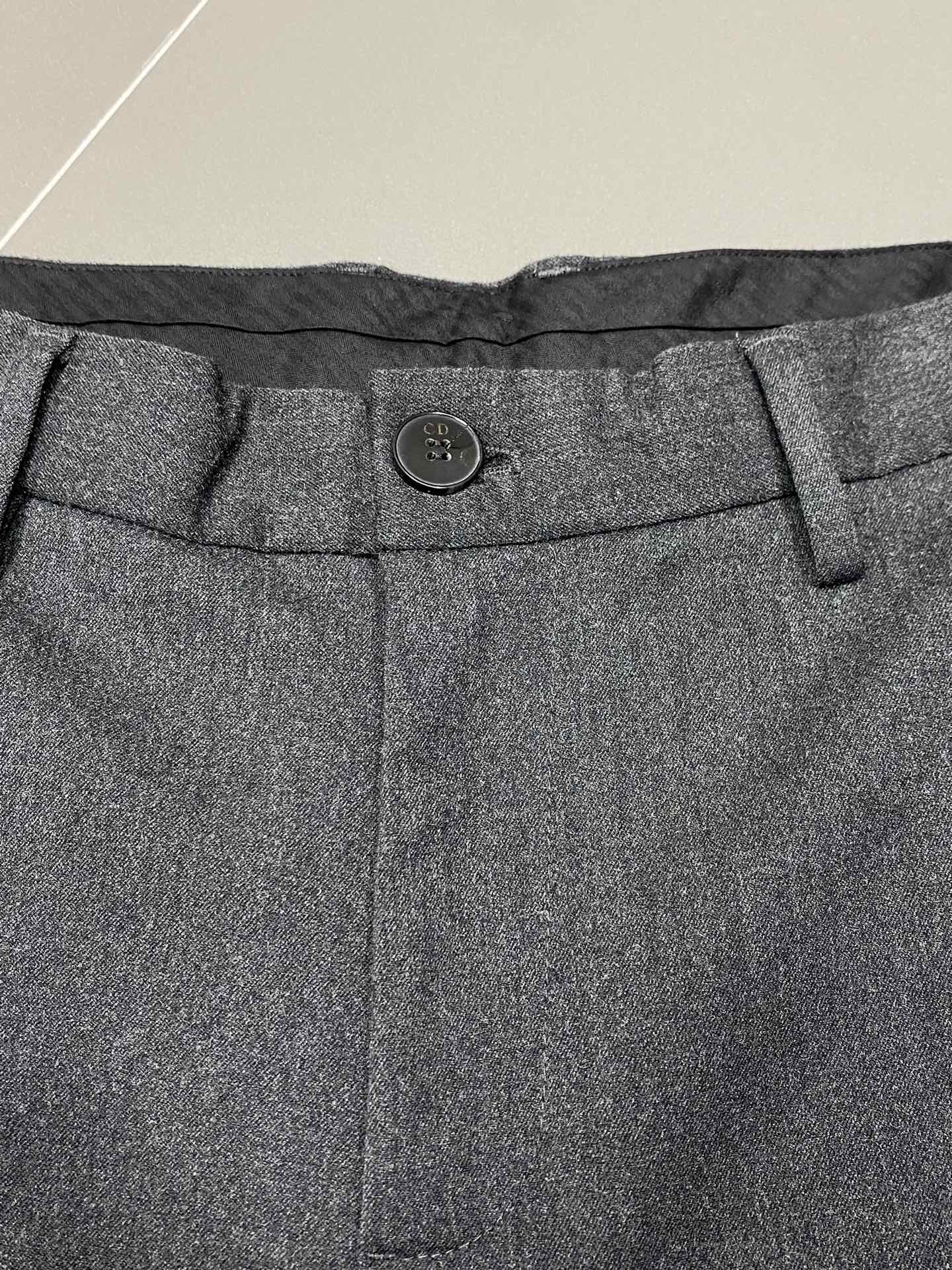 P600 Dior Dior 💥 Exclusivo nuevo pantalón casual ¡Versión de alta gama! ¡Tejidos a medida contador Confort transpirable con detalles impecables Elementos de marca conceptos de diseño que reflejan la alta calidad Mano fina y suave! ¡Presentación de sastrería casual en la forma del cuerpo es magnífico! Tamaño: 30-38