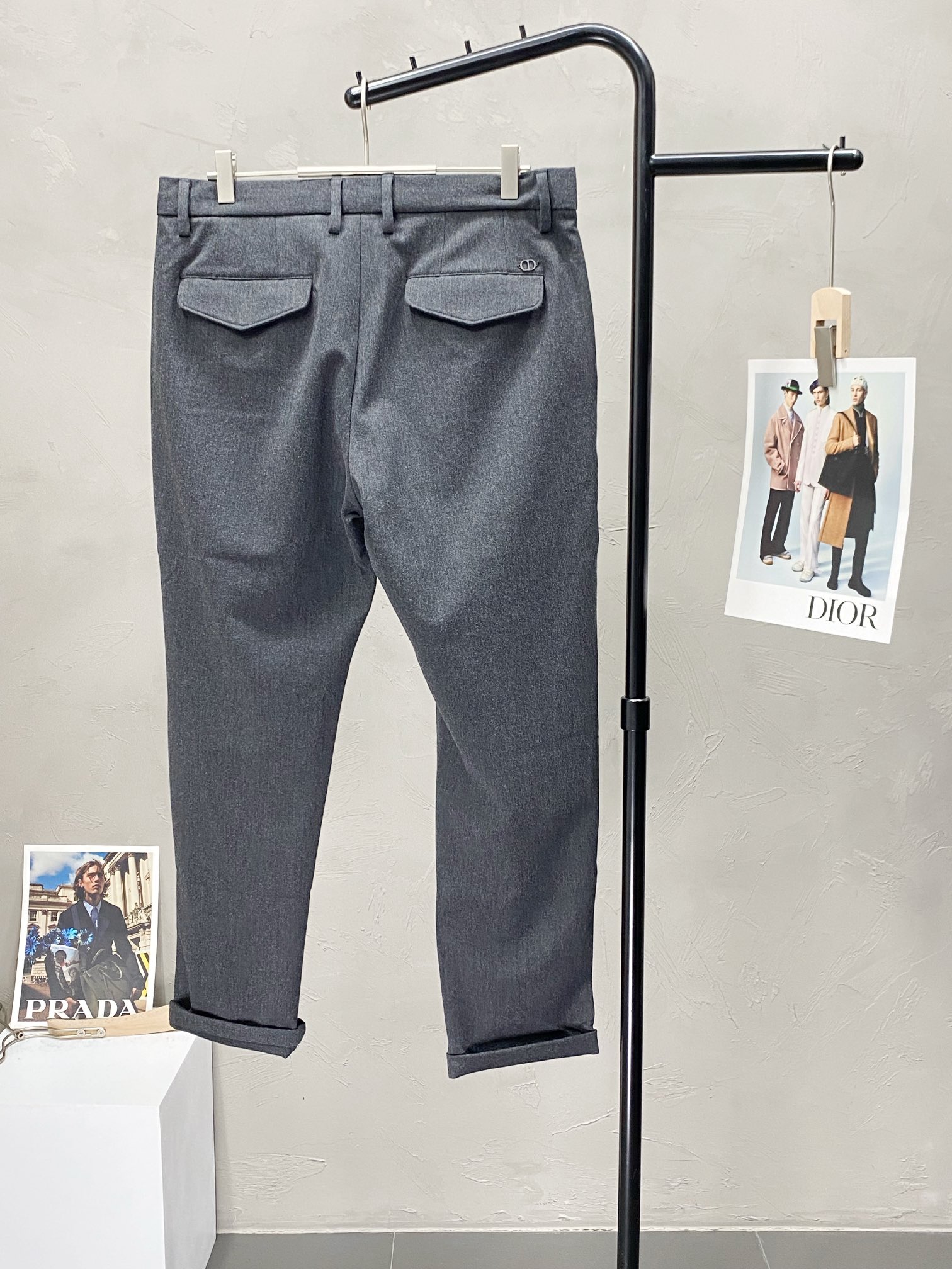 P600 Dior Dior 💥 Exclusivo nuevo pantalón casual ¡Versión de alta gama! ¡Tejidos a medida contador Confort transpirable con detalles impecables Elementos de marca conceptos de diseño que reflejan la alta calidad Mano fina y suave! ¡Presentación de sastrería casual en la forma del cuerpo es magnífico! Tamaño: 30-38