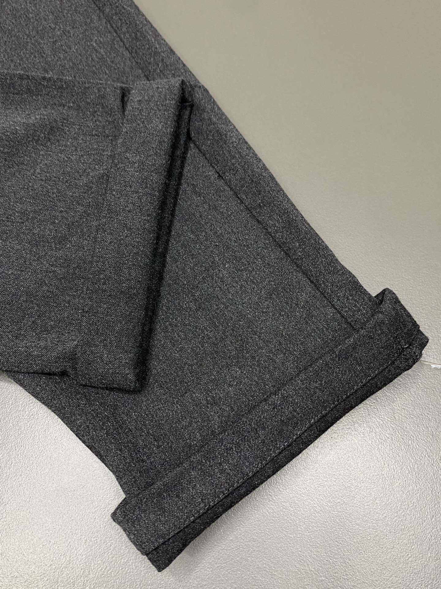 P600 Dior Dior 💥 Exclusivo nuevo pantalón casual ¡Versión de alta gama! ¡Tejidos a medida contador Confort transpirable con detalles impecables Elementos de marca conceptos de diseño que reflejan la alta calidad Mano fina y suave! ¡Presentación de sastrería casual en la forma del cuerpo es magnífico! Tamaño: 30-38