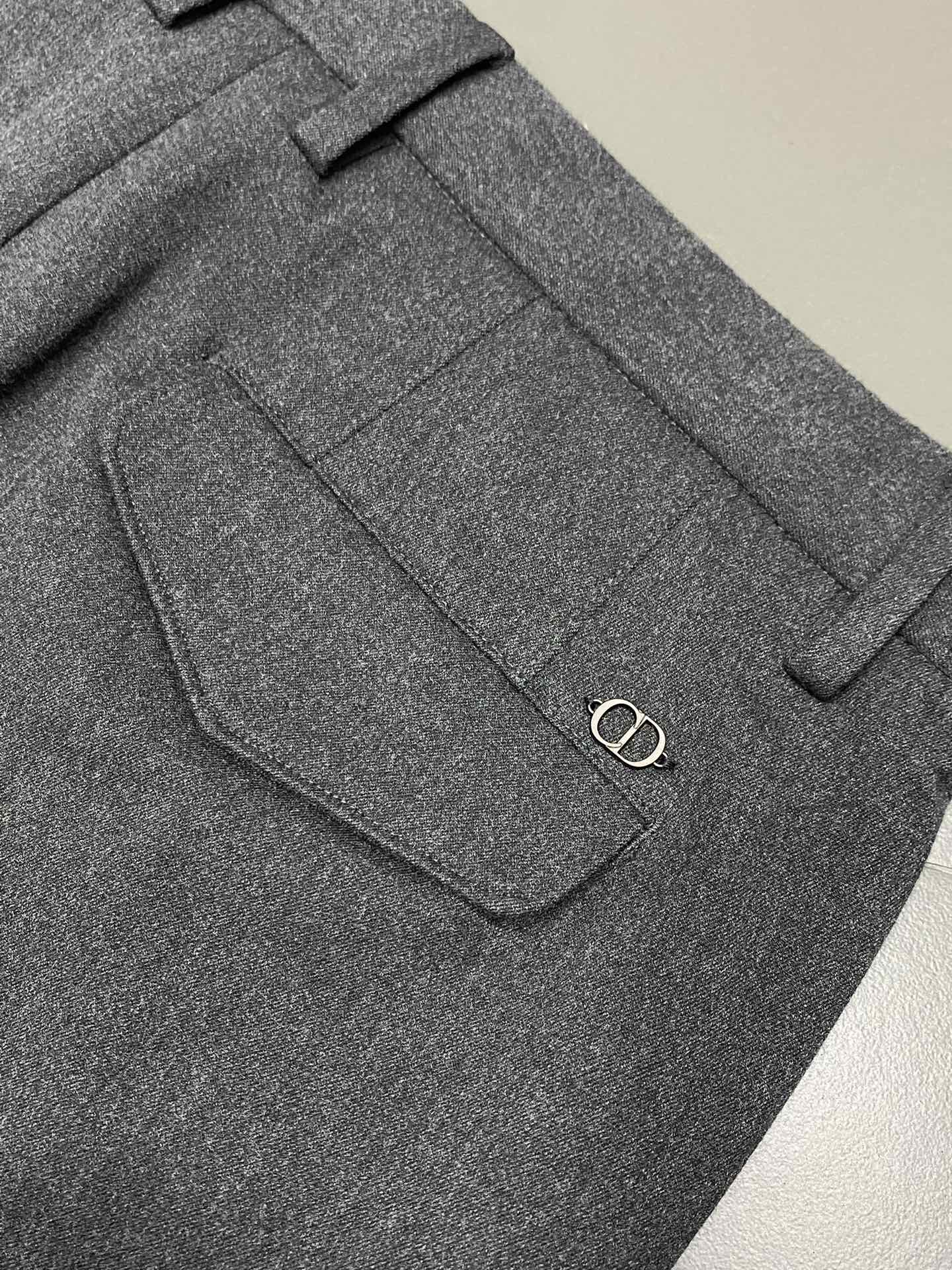 P600 Dior Dior 💥 Exclusivo nuevo pantalón casual ¡Versión de alta gama! ¡Tejidos a medida contador Confort transpirable con detalles impecables Elementos de marca conceptos de diseño que reflejan la alta calidad Mano fina y suave! ¡Presentación de sastrería casual en la forma del cuerpo es magnífico! Tamaño: 30-38