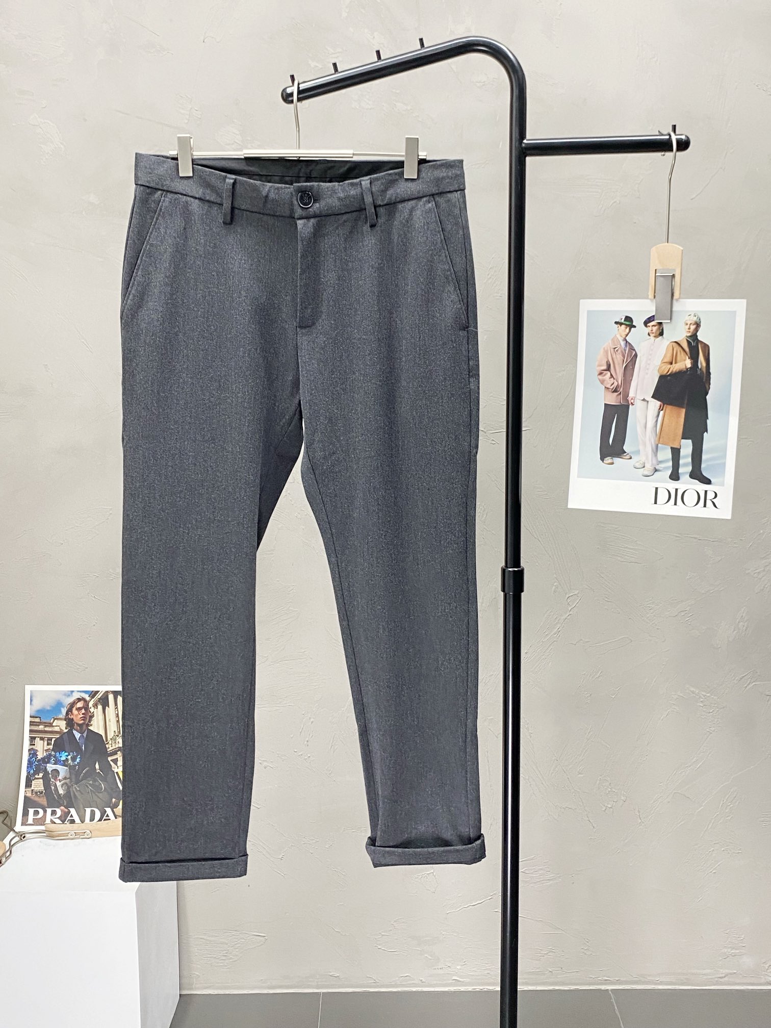 P600 Dior Dior 💥 Exclusivo nuevo pantalón casual ¡Versión de alta gama! ¡Tejidos a medida contador Confort transpirable con detalles impecables Elementos de marca conceptos de diseño que reflejan la alta calidad Mano fina y suave! ¡Presentación de sastrería casual en la forma del cuerpo es magnífico! Tamaño: 30-38