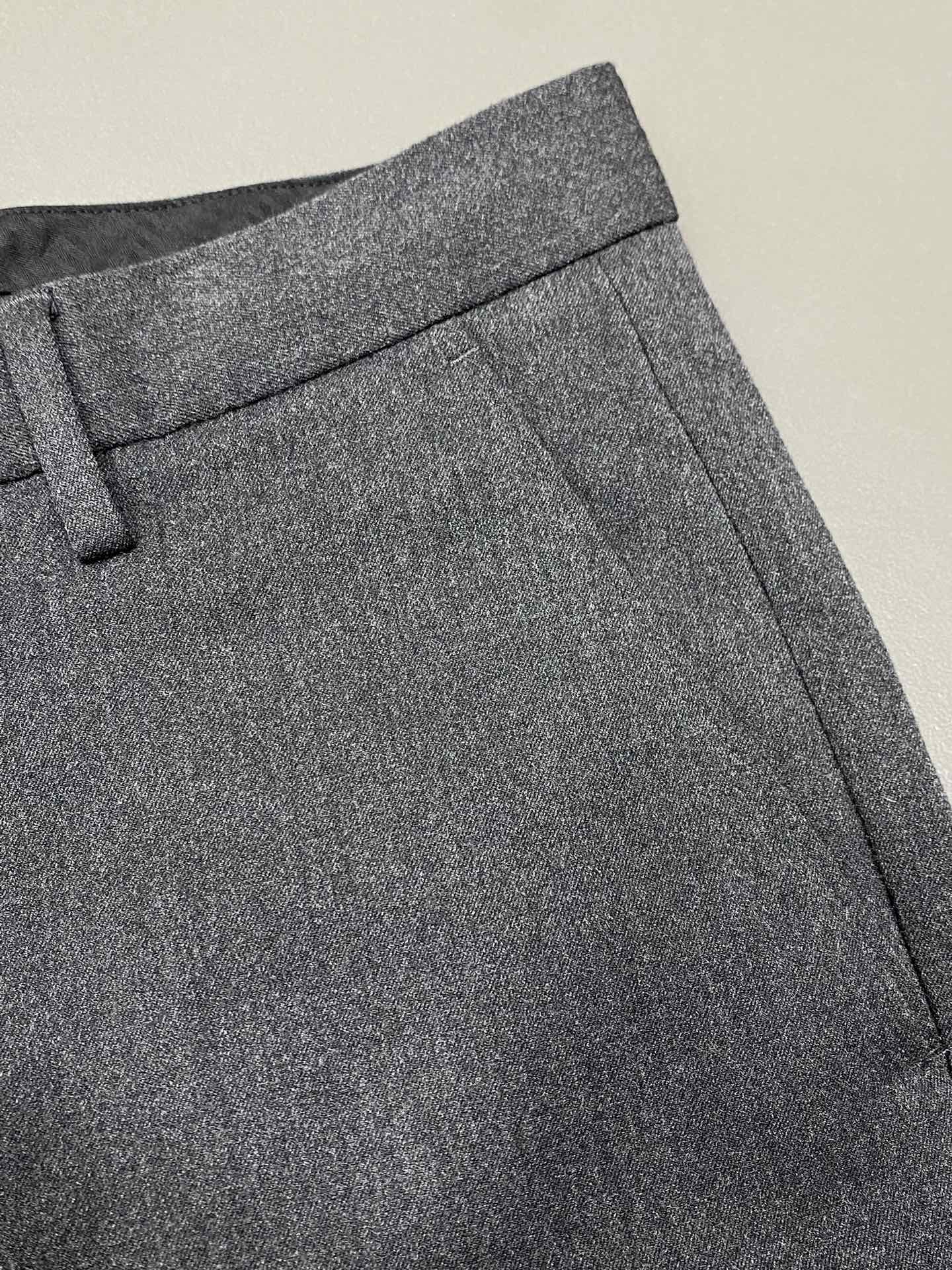 P600 Dior Dior 💥 Exclusivo nuevo pantalón casual ¡Versión de alta gama! ¡Tejidos a medida contador Confort transpirable con detalles impecables Elementos de marca conceptos de diseño que reflejan la alta calidad Mano fina y suave! ¡Presentación de sastrería casual en la forma del cuerpo es magnífico! Tamaño: 30-38