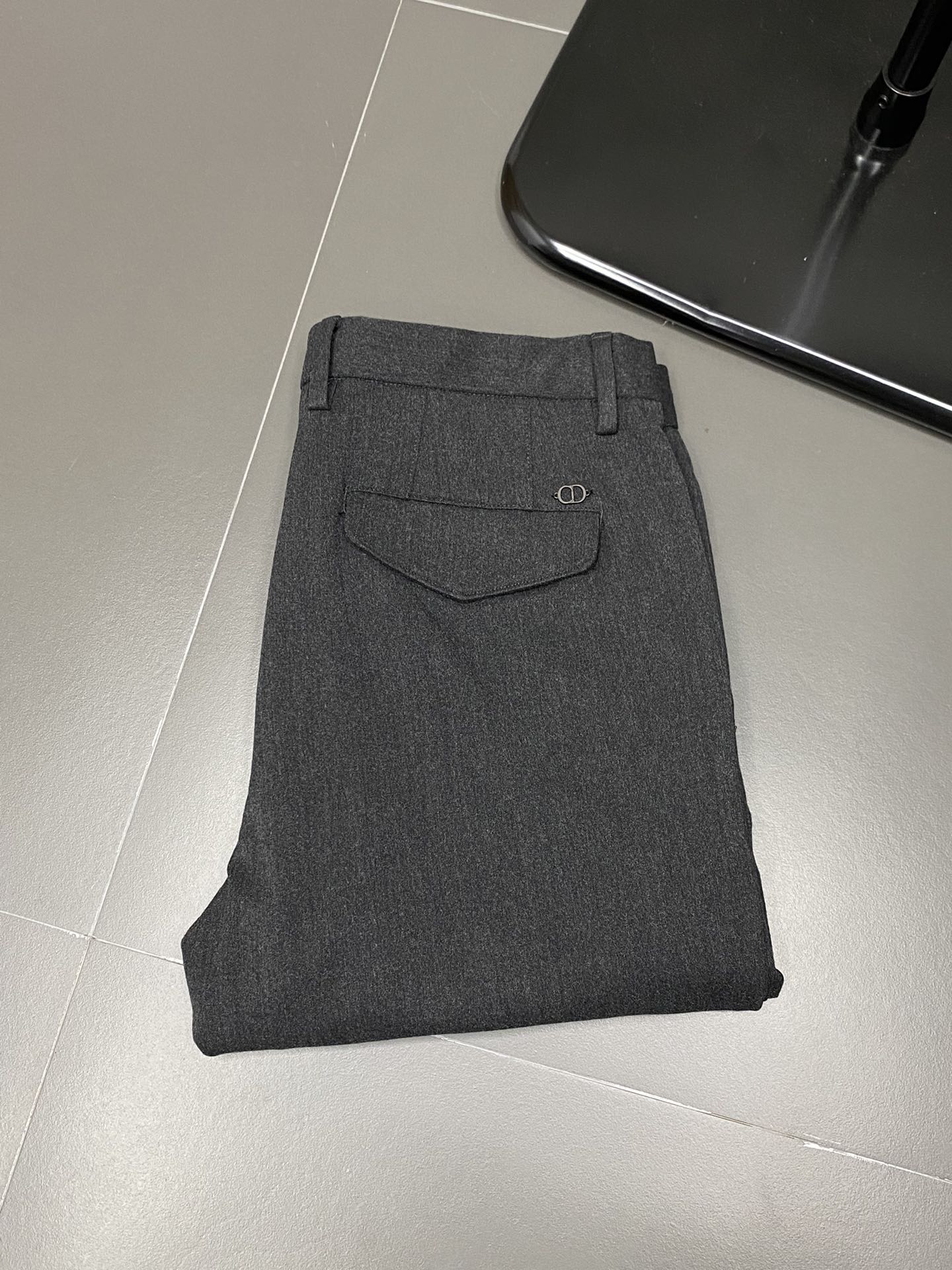 P600 Dior Dior 💥 Exclusivo nuevo pantalón casual ¡Versión de alta gama! ¡Tejidos a medida contador Confort transpirable con detalles impecables Elementos de marca conceptos de diseño que reflejan la alta calidad Mano fina y suave! ¡Presentación de sastrería casual en la forma del cuerpo es magnífico! Tamaño: 30-38