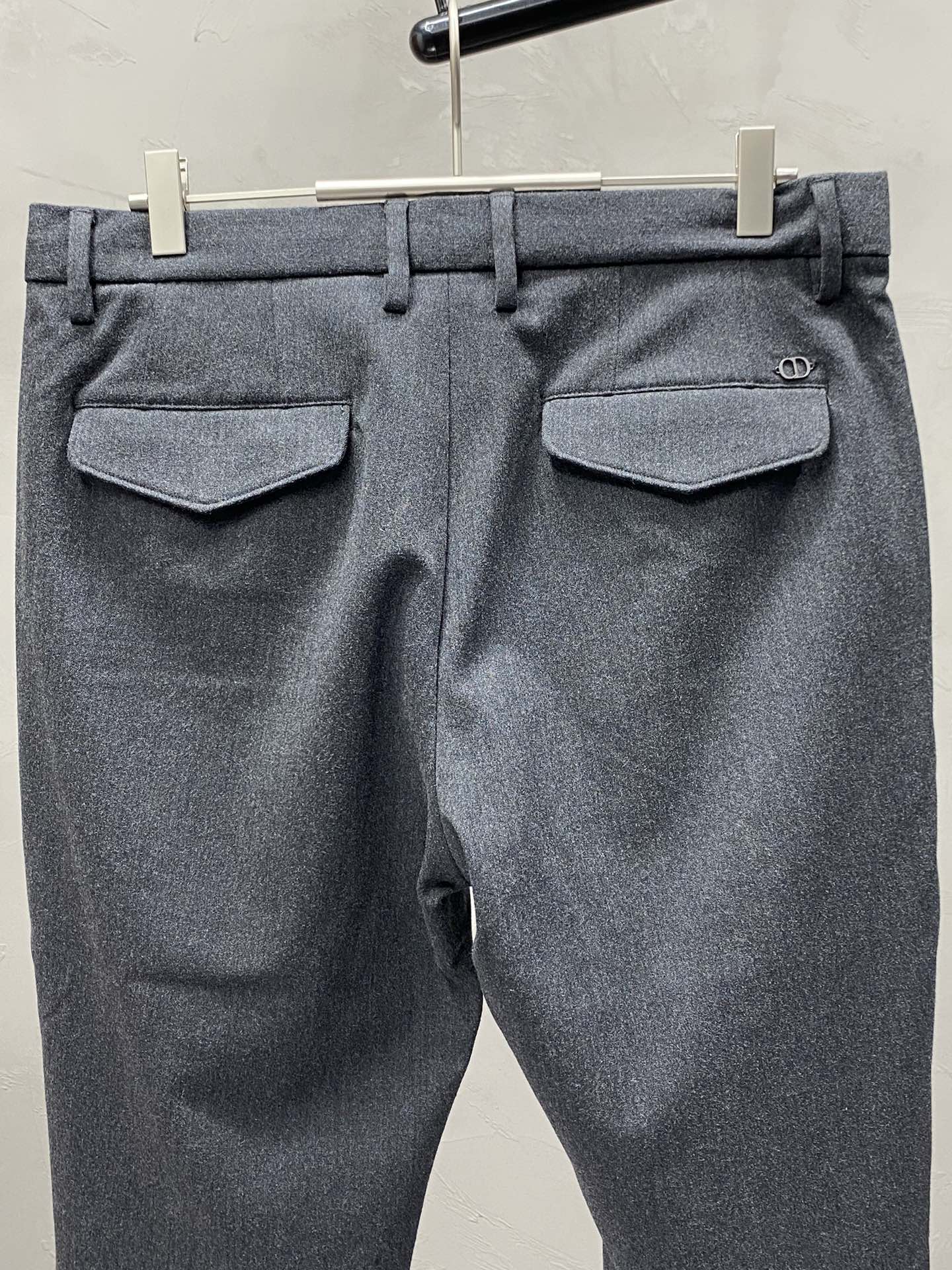 P600 Dior Dior 💥 Exclusivo nuevo pantalón casual ¡Versión de alta gama! ¡Tejidos a medida contador Confort transpirable con detalles impecables Elementos de marca conceptos de diseño que reflejan la alta calidad Mano fina y suave! ¡Presentación de sastrería casual en la forma del cuerpo es magnífico! Tamaño: 30-38