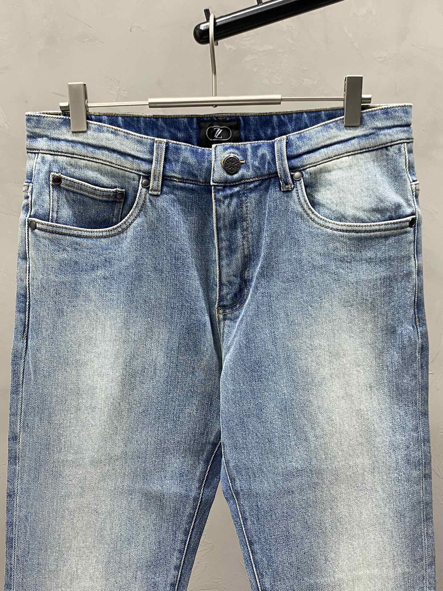 P640ZEGNA Ermenegildo Zegna 💥 Exclusif nouveau jeans décontracté 👖 Version haut de gamme ! Contre personnalisé tissu Respirant confort haut détails impeccables éléments de marque design concept reflète haute qualité sensation délicate et douce ! Présenter tailleur décontracté sur la forme du corps est superbe ! Yardage : 30-38