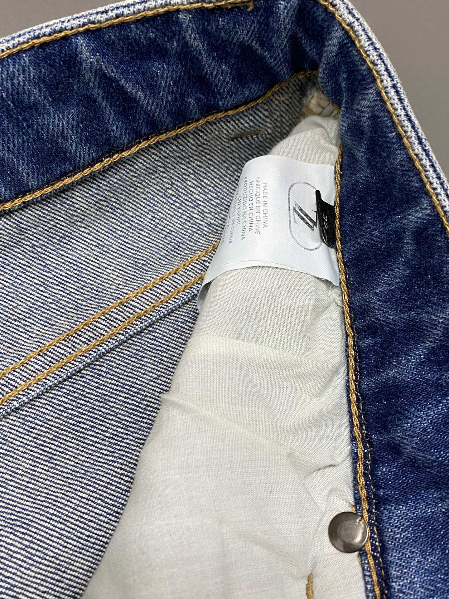 P640ZEGNA Ermenegildo Zegna 💥 Exclusif nouveau jeans décontracté 👖 Version haut de gamme ! Contre personnalisé tissu Respirant confort haut détails impeccables éléments de marque design concept reflète haute qualité sensation délicate et douce ! Présenter tailleur décontracté sur la forme du corps est superbe ! Yardage : 30-38