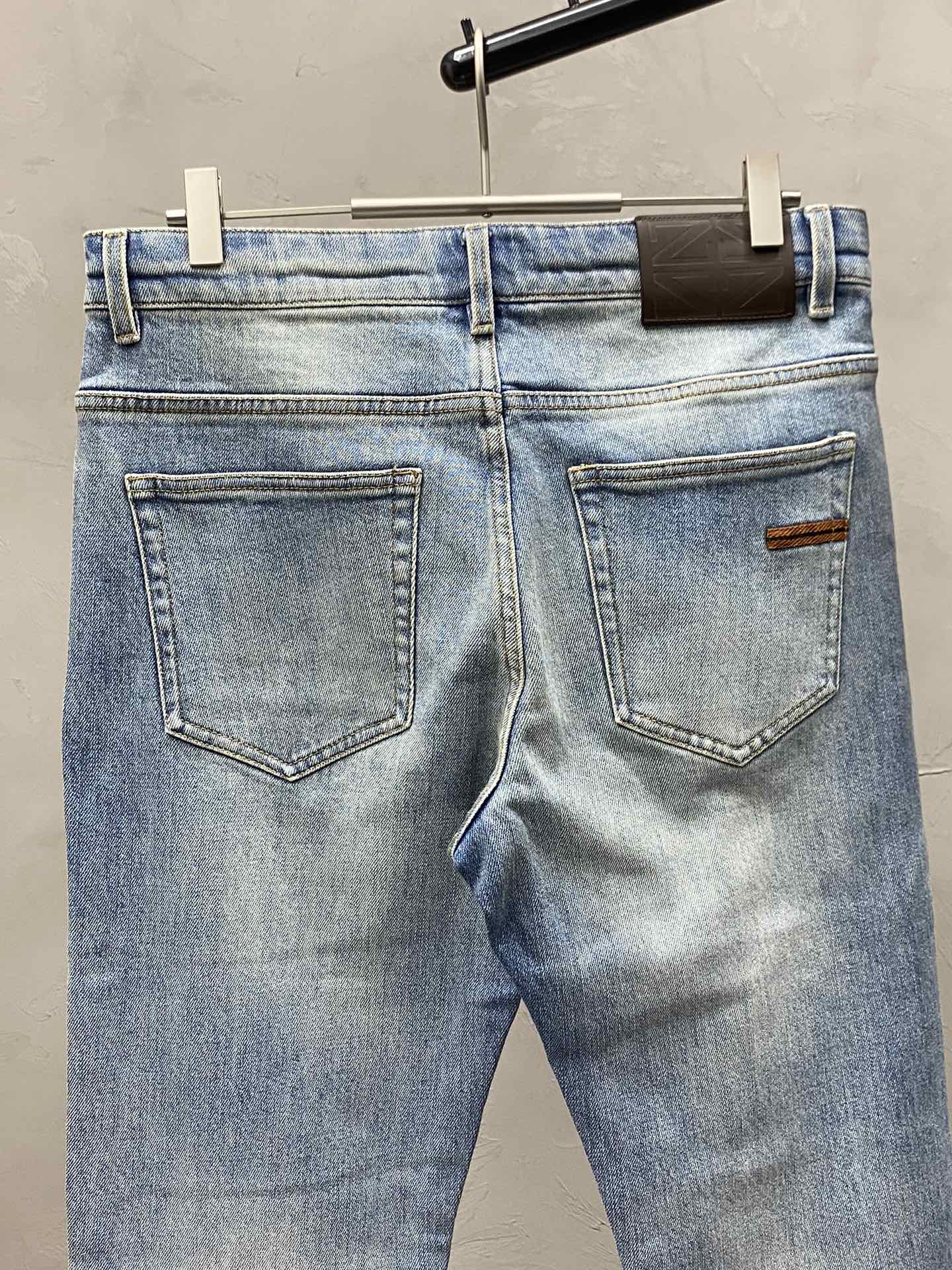 P640ZEGNA Ermenegildo Zegna 💥 Exclusif nouveau jeans décontracté 👖 Version haut de gamme ! Contre personnalisé tissu Respirant confort haut détails impeccables éléments de marque design concept reflète haute qualité sensation délicate et douce ! Présenter tailleur décontracté sur la forme du corps est superbe ! Yardage : 30-38