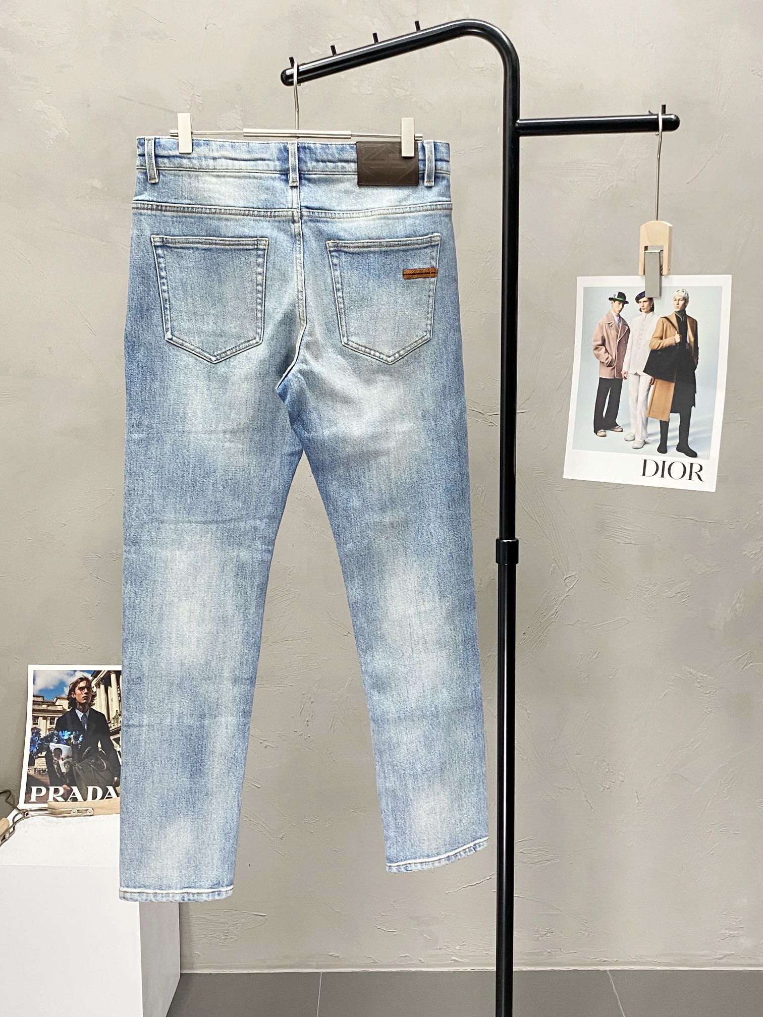 P640ZEGNA Ermenegildo Zegna 💥 Exclusif nouveau jeans décontracté 👖 Version haut de gamme ! Contre personnalisé tissu Respirant confort haut détails impeccables éléments de marque design concept reflète haute qualité sensation délicate et douce ! Présenter tailleur décontracté sur la forme du corps est superbe ! Yardage : 30-38