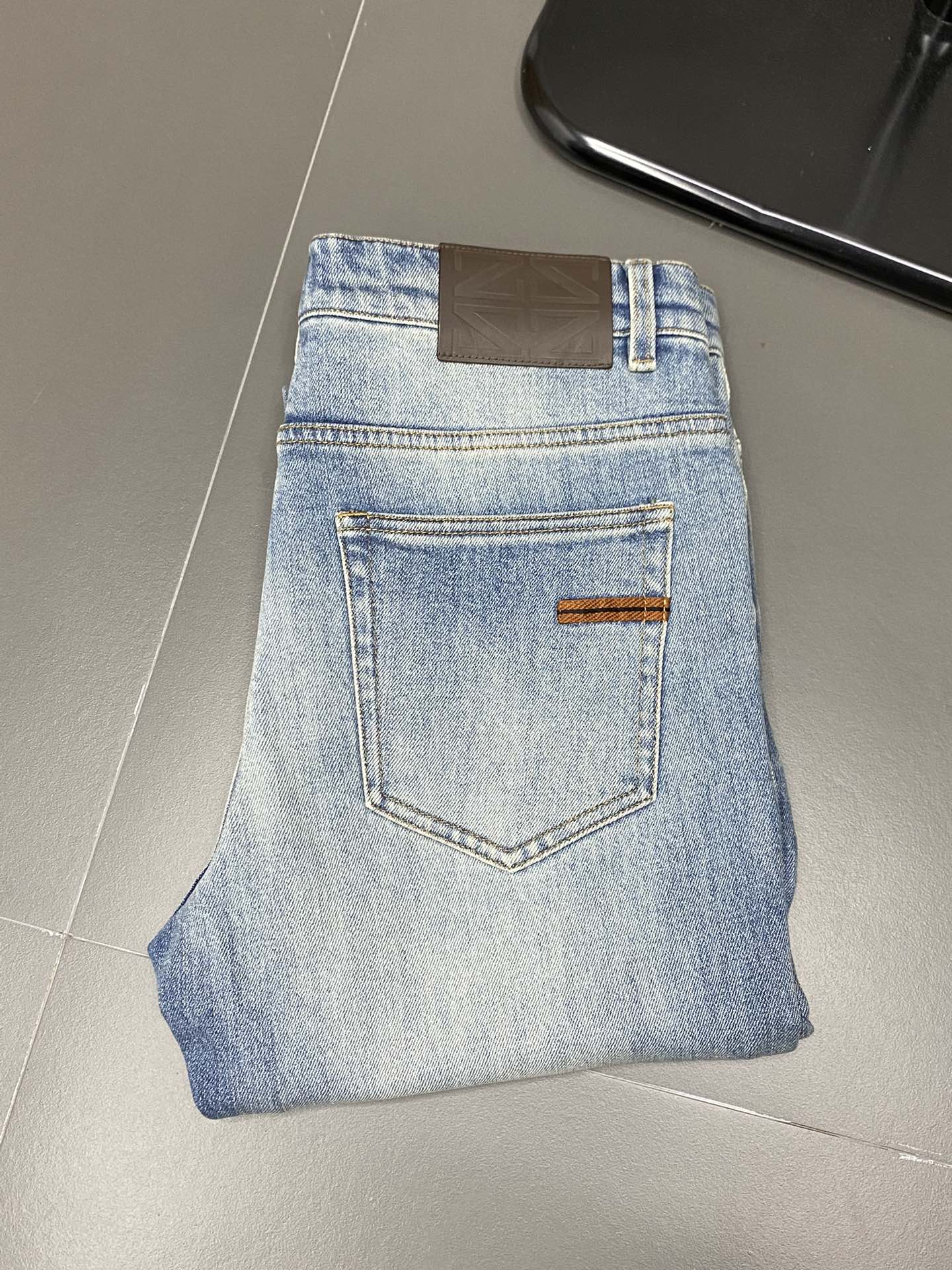 P640ZEGNA Ermenegildo Zegna 💥 Exclusif nouveau jeans décontracté 👖 Version haut de gamme ! Contre personnalisé tissu Respirant confort haut détails impeccables éléments de marque design concept reflète haute qualité sensation délicate et douce ! Présenter tailleur décontracté sur la forme du corps est superbe ! Yardage : 30-38