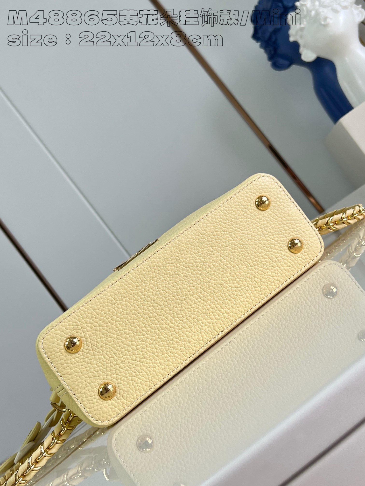 P2200 M8865 Yellow Flower Charm/Mini M11351 This Capucines East-West mini bag in Taurillon cowhide leather is rendered in the bright hues of a late summer afternoon and finished with a detachable Monogram floral leather trim for a touch of spunky interest. 22 x 12 x 8 cm (L x H x W) N