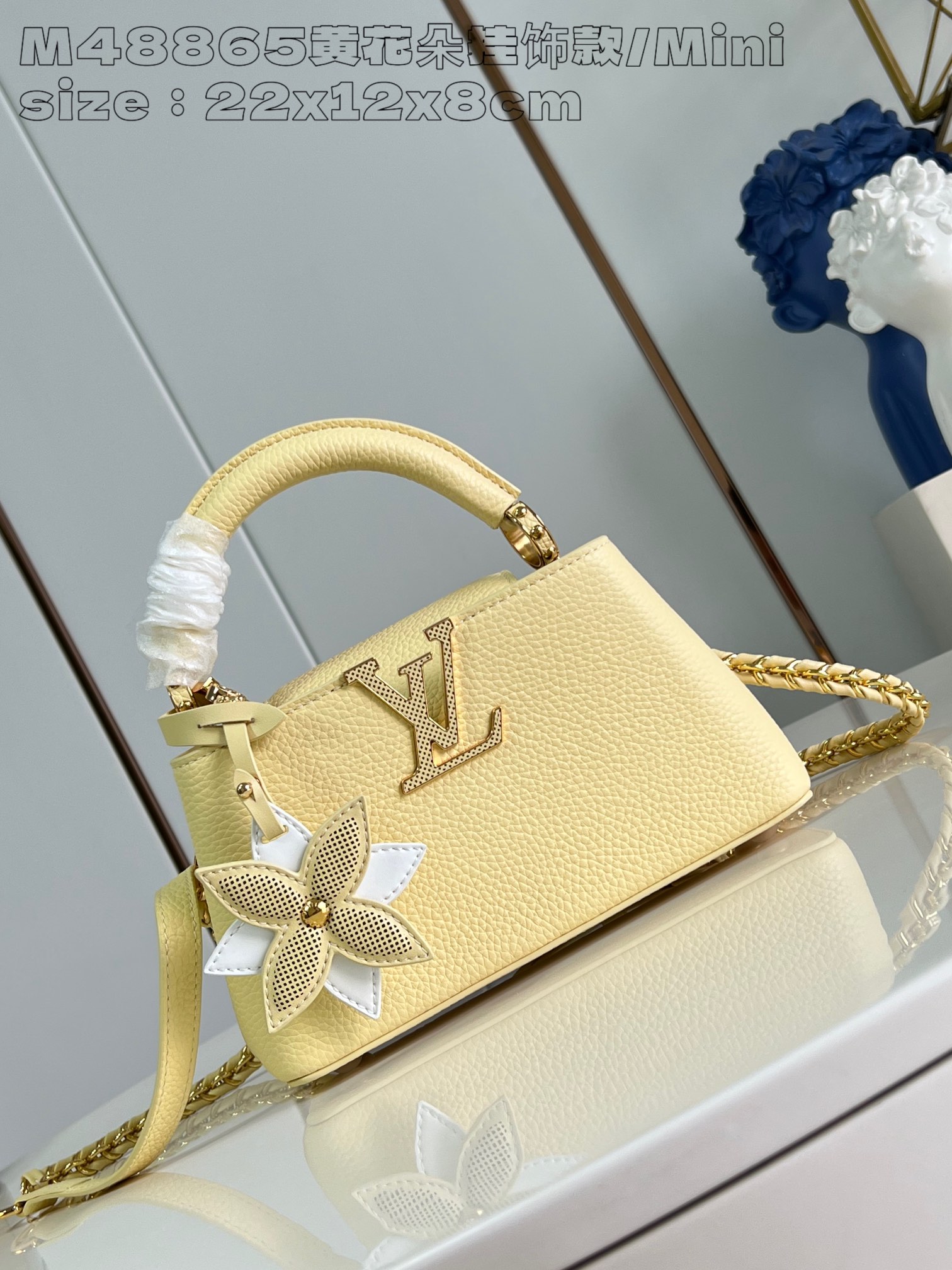 P2200 M8865 Yellow Flower Charm/Mini M11351 This Capucines East-West mini bag in Taurillon cowhide leather is rendered in the bright hues of a late summer afternoon and finished with a detachable Monogram floral leather trim for a touch of spunky interest. 22 x 12 x 8 cm (L x H x W) N