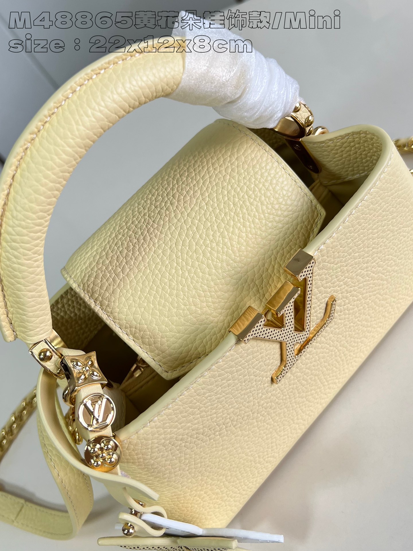 P2200 M8865 Yellow Flower Charm/Mini M11351 This Capucines East-West mini bag in Taurillon cowhide leather is rendered in the bright hues of a late summer afternoon and finished with a detachable Monogram floral leather trim for a touch of spunky interest. 22 x 12 x 8 cm (L x H x W) N