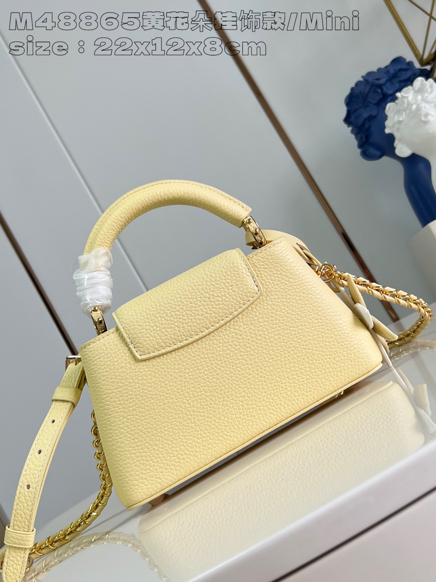 P2200 M8865 Yellow Flower Charm/Mini M11351 This Capucines East-West mini bag in Taurillon cowhide leather is rendered in the bright hues of a late summer afternoon and finished with a detachable Monogram floral leather trim for a touch of spunky interest. 22 x 12 x 8 cm (L x H x W) N