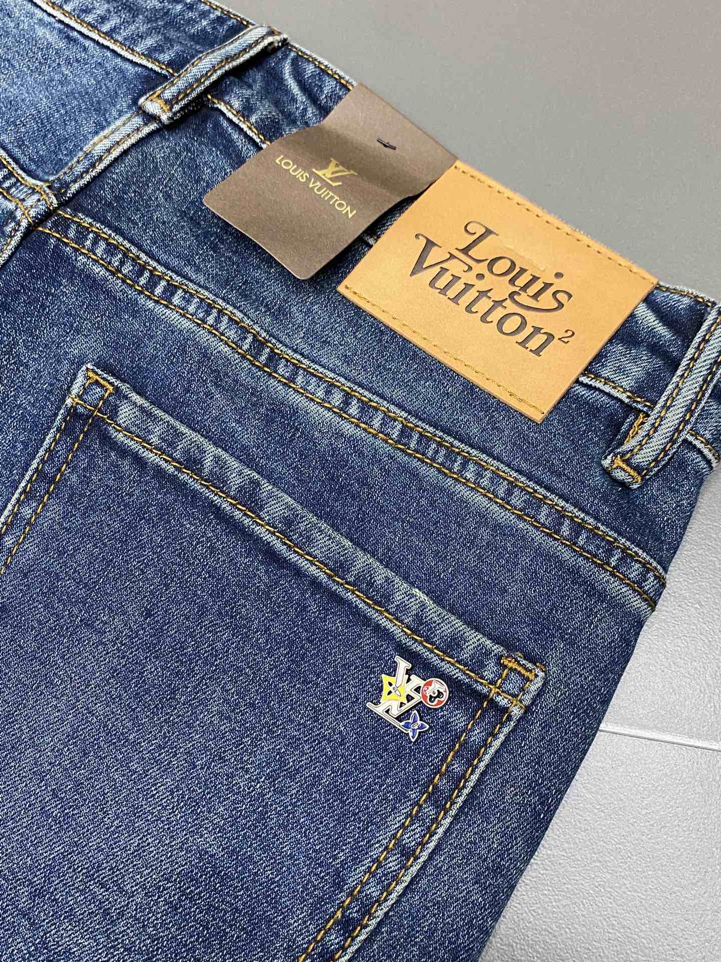 P560 Louis Vuitton Louis Vuitton 💥 Exclusive exclusive new casual jeans High-end version！カウンターカスタムファブリック 通気性と快適性、非の打ちどころのないディテール ブランド要素 高品質を反映したデザインコンセプト 上質でソフトな手触り！体型に合わせたカジュアルな仕立てが秀逸！サイズ:28-38