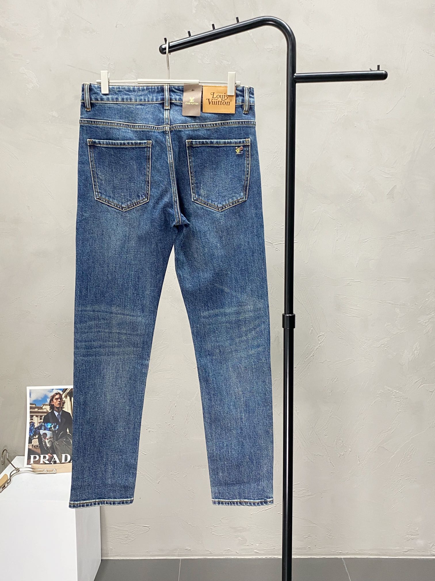 P560 Louis Vuitton Louis Vuitton 💥 Exclusive exclusive new casual jeans High-end version！カウンターカスタムファブリック 通気性と快適性、非の打ちどころのないディテール ブランド要素 高品質を反映したデザインコンセプト 上質でソフトな手触り！体型に合わせたカジュアルな仕立てが秀逸！サイズ:28-38