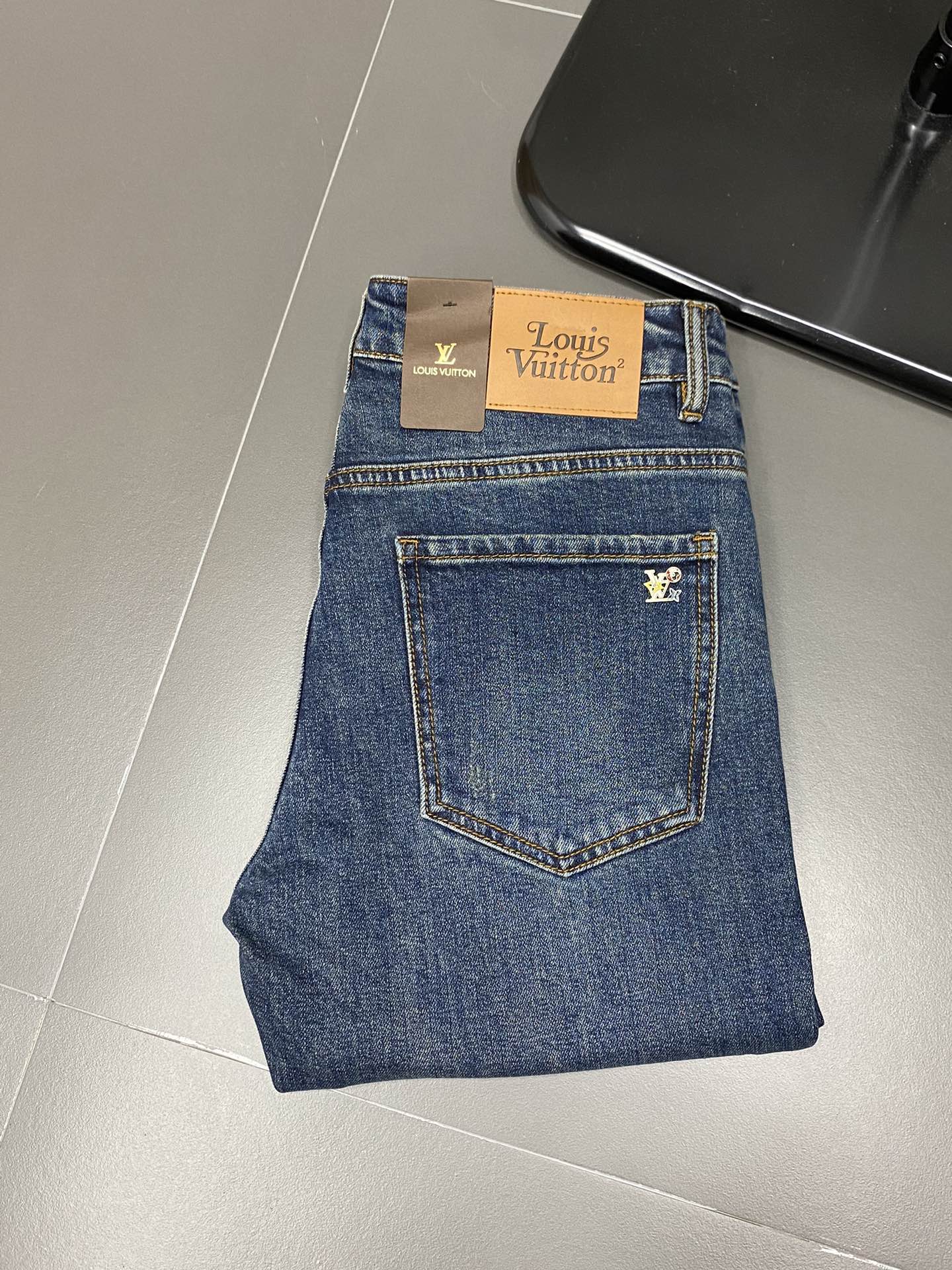 P560 Louis Vuitton Louis Vuitton 💥 Exclusive exclusive new casual jeans High-end version！カウンターカスタムファブリック 通気性と快適性、非の打ちどころのないディテール ブランド要素 高品質を反映したデザインコンセプト 上質でソフトな手触り！体型に合わせたカジュアルな仕立てが秀逸！サイズ:28-38