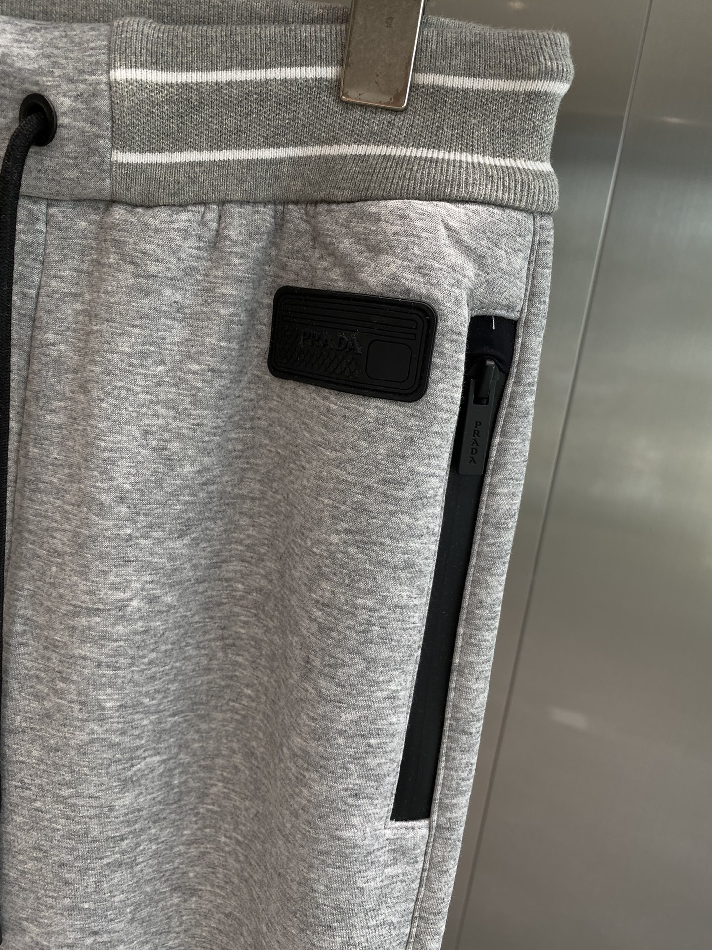 Prada 2024 fall and winter new casual pants! The official website synchronization sale brand classic LOGO casual pants customized fabric comfort is extremely good hand touch: Lie Office literacy is very high perfect quality craft padded models Size M-3 XL 🅿️520 - high imitation factory