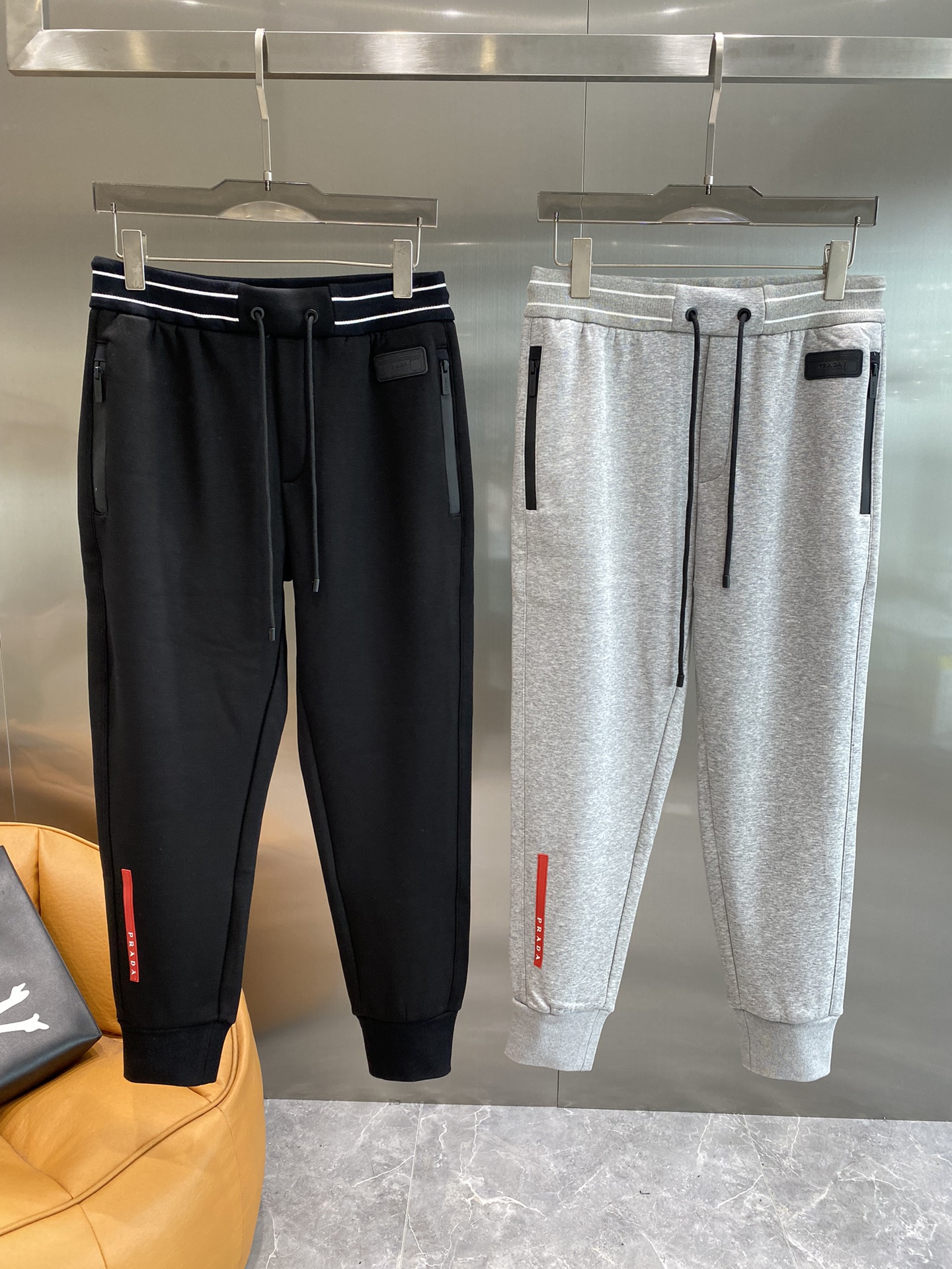 Prada 2024 fall and winter new casual pants! The official website synchronization sale brand classic LOGO casual pants customized fabric comfort is extremely good hand touch: Lie Office literacy is very high perfect quality craft padded models Size M-3 XL 🅿️520 - high imitation factory