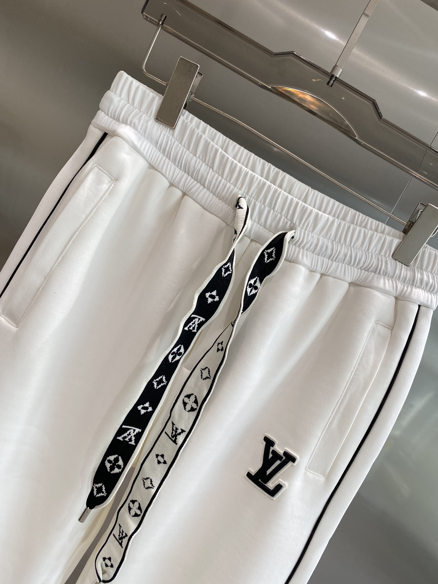 ¡LV invitado exclusivo nuevos pantalones casuales Versión de gama alta! ¡Contador de telas a medida Transpirable comodidad de alta detalles impecables elementos de marca concepto de diseño refleja la alta calidad se siente delicado y suave! ¡Presente sastrería casual en la forma del cuerpo es excelente! Pantalones acolchados Talla: M-3XL🅿️520-fábrica-de-alta-moda