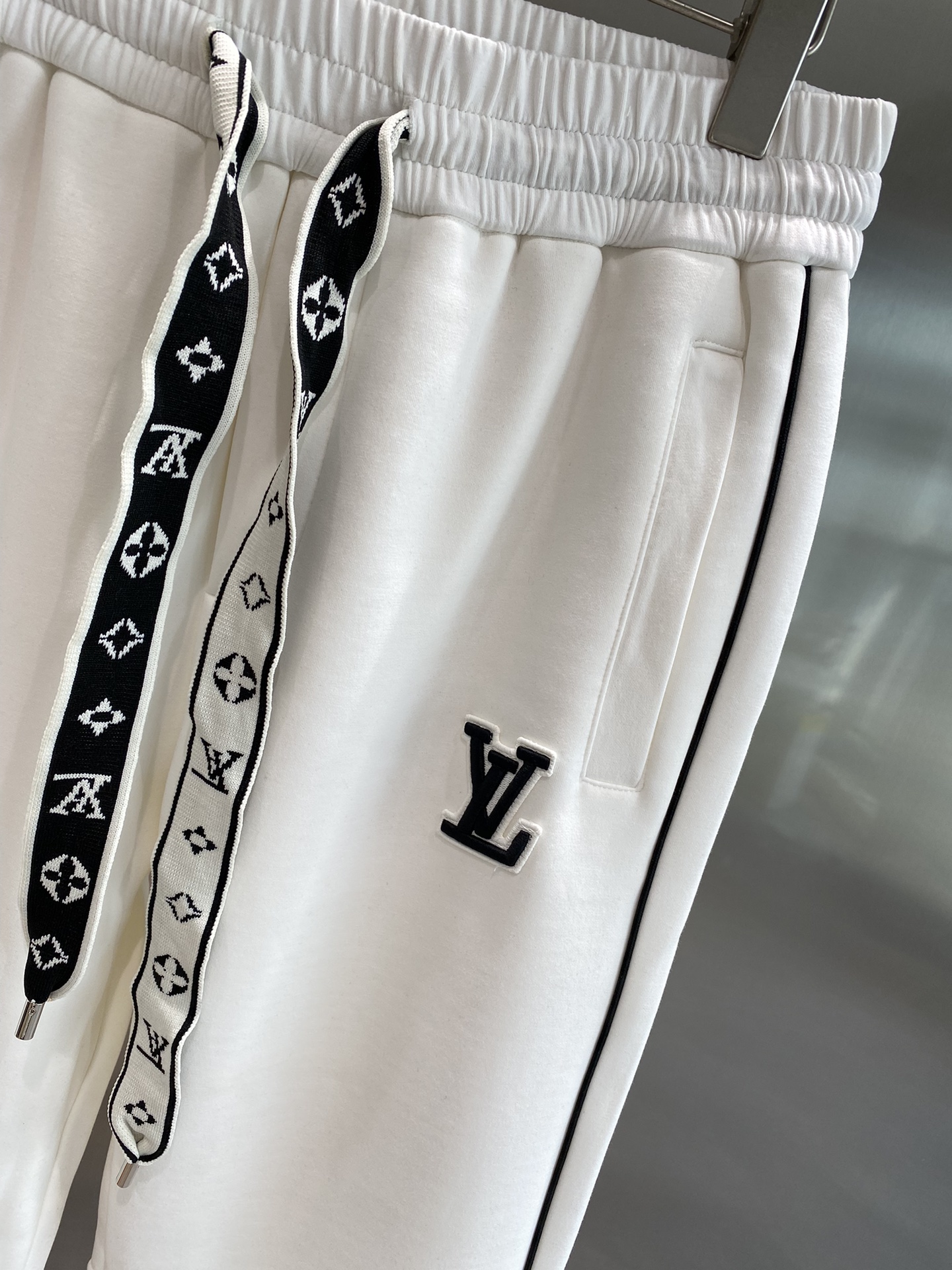 ¡LV invitado exclusivo nuevos pantalones casuales Versión de gama alta! ¡Contador de telas a medida Transpirable comodidad de alta detalles impecables elementos de marca concepto de diseño refleja la alta calidad se siente delicado y suave! ¡Presente sastrería casual en la forma del cuerpo es excelente! Pantalones acolchados Talla: M-3XL🅿️520-fábrica-de-alta-moda